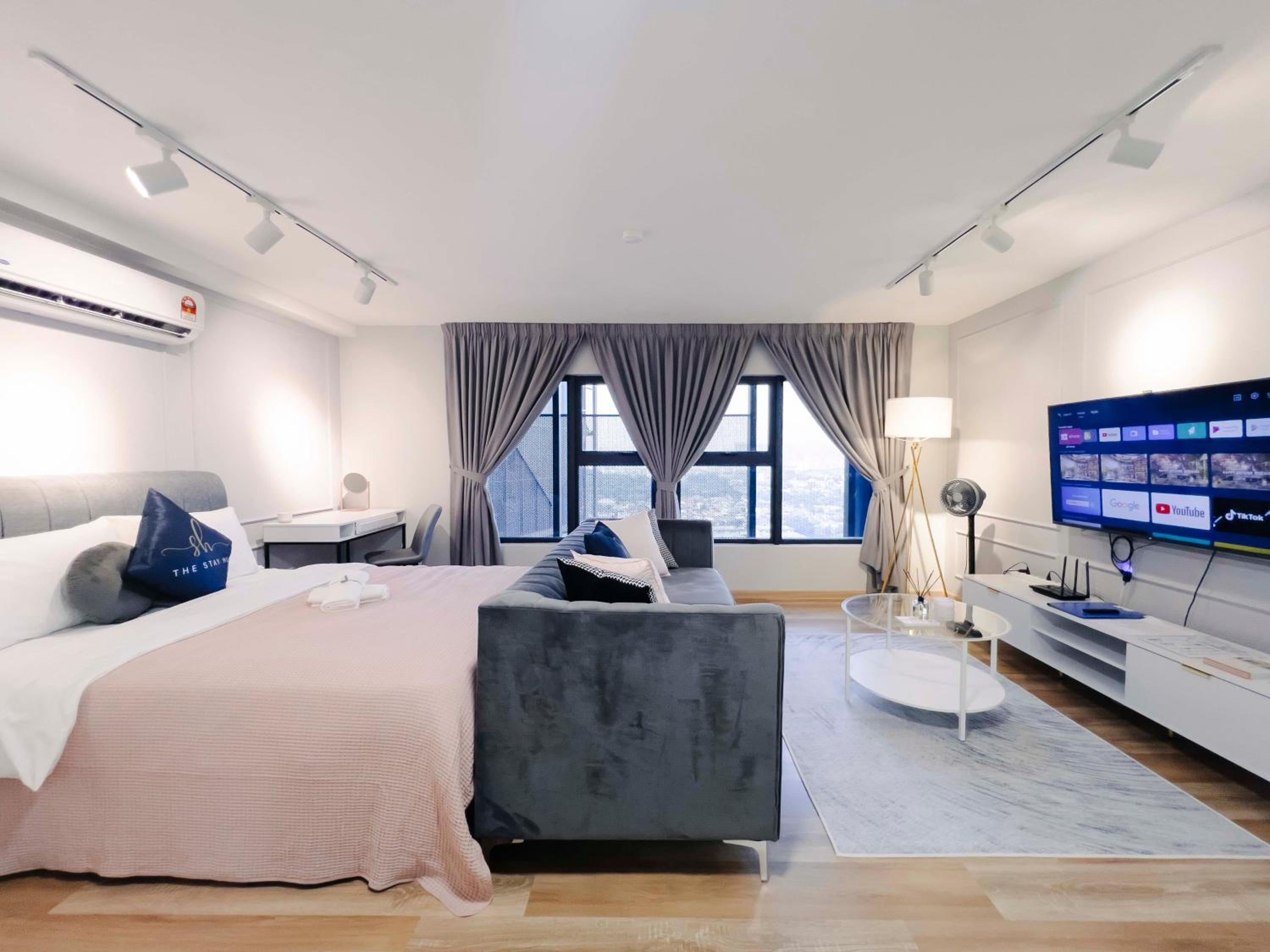Arte Cheras Luxury Suites - Near TBS & MRT - Easy Access to TRX, Stadium -Bukit Jalil, KLCC- Free 1Parking