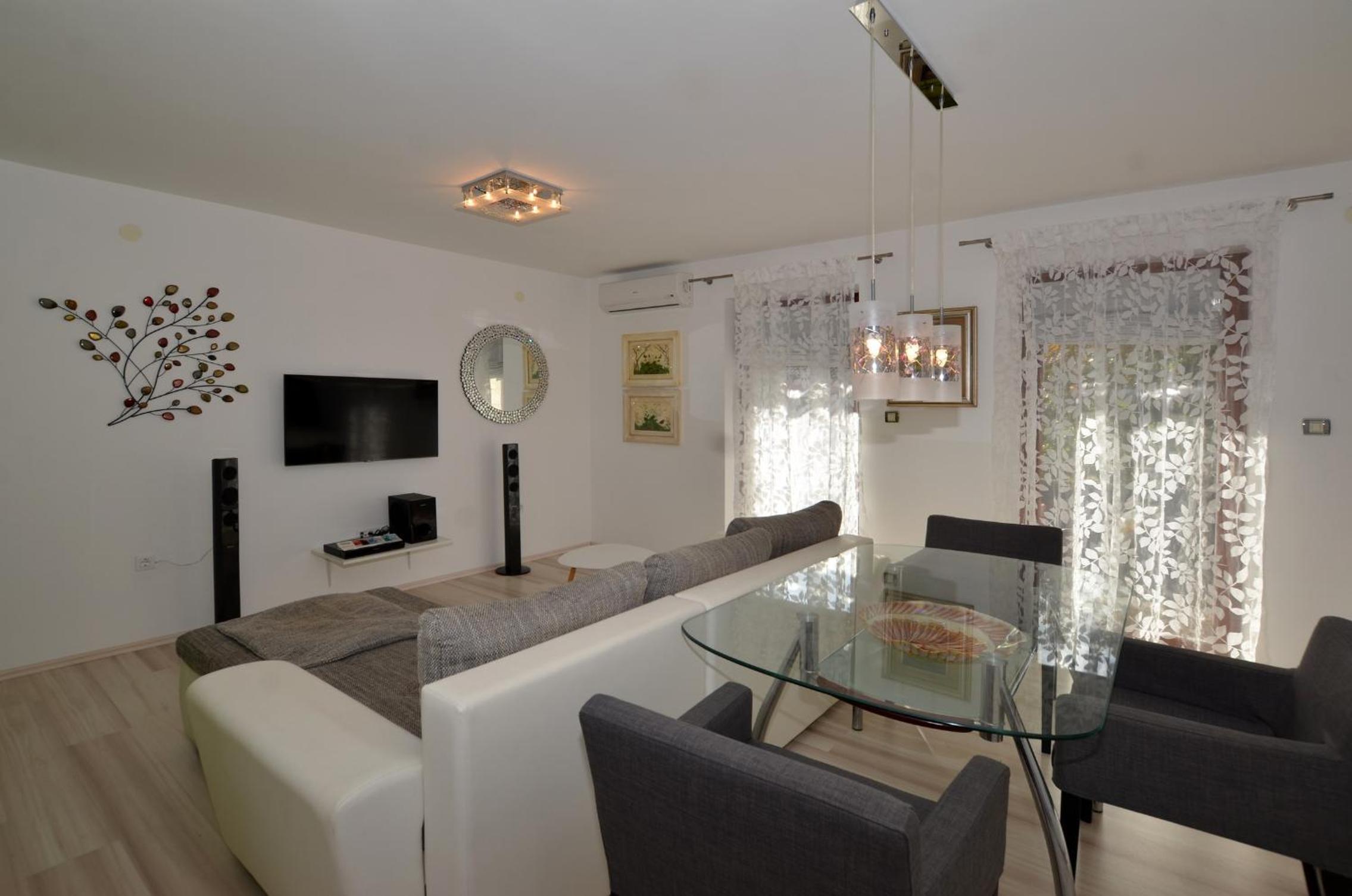 Heisenberg Deluxe studio Apartment view 3