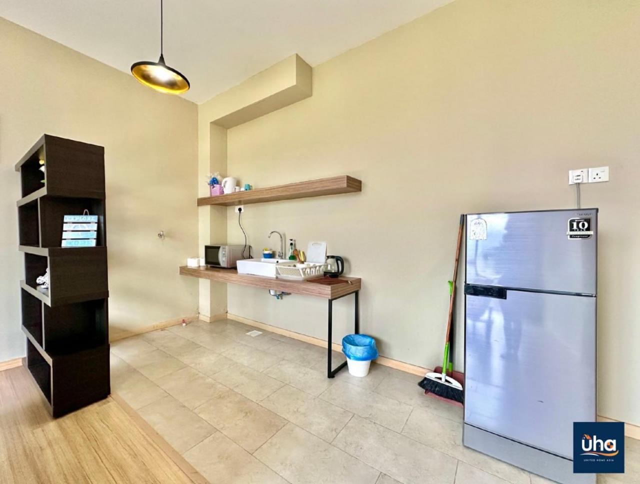 Cube 8 Teens Taman Mount Austin Apartment by UHA