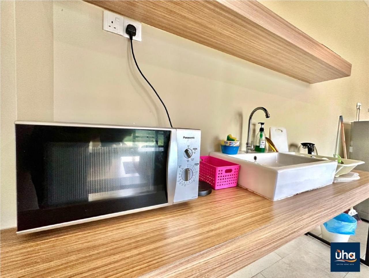 Cube 8 Teens Taman Mount Austin Apartment by UHA