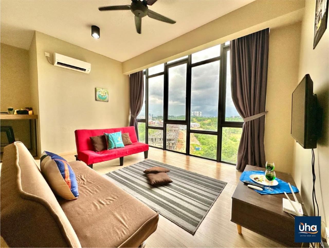 Cube 8 Teens Taman Mount Austin Apartment by UHA