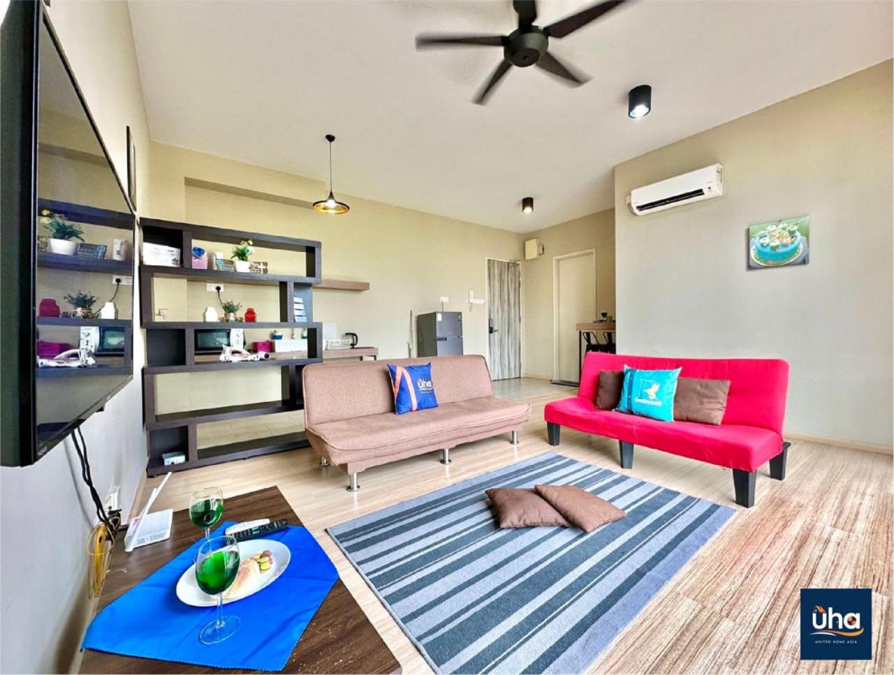 Cube 8 Teens Taman Mount Austin Apartment by UHA