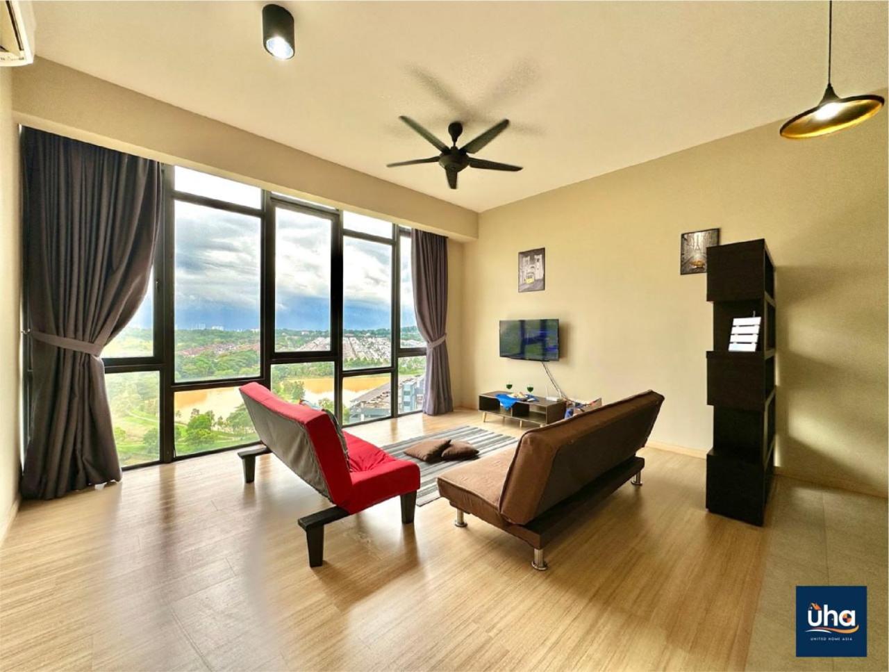 Cube 8 Teens Taman Mount Austin Apartment by UHA