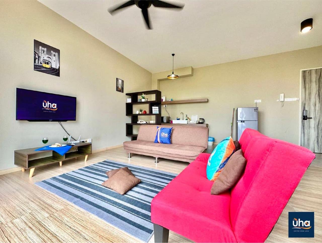 Cube 8 Teens Taman Mount Austin Apartment by UHA