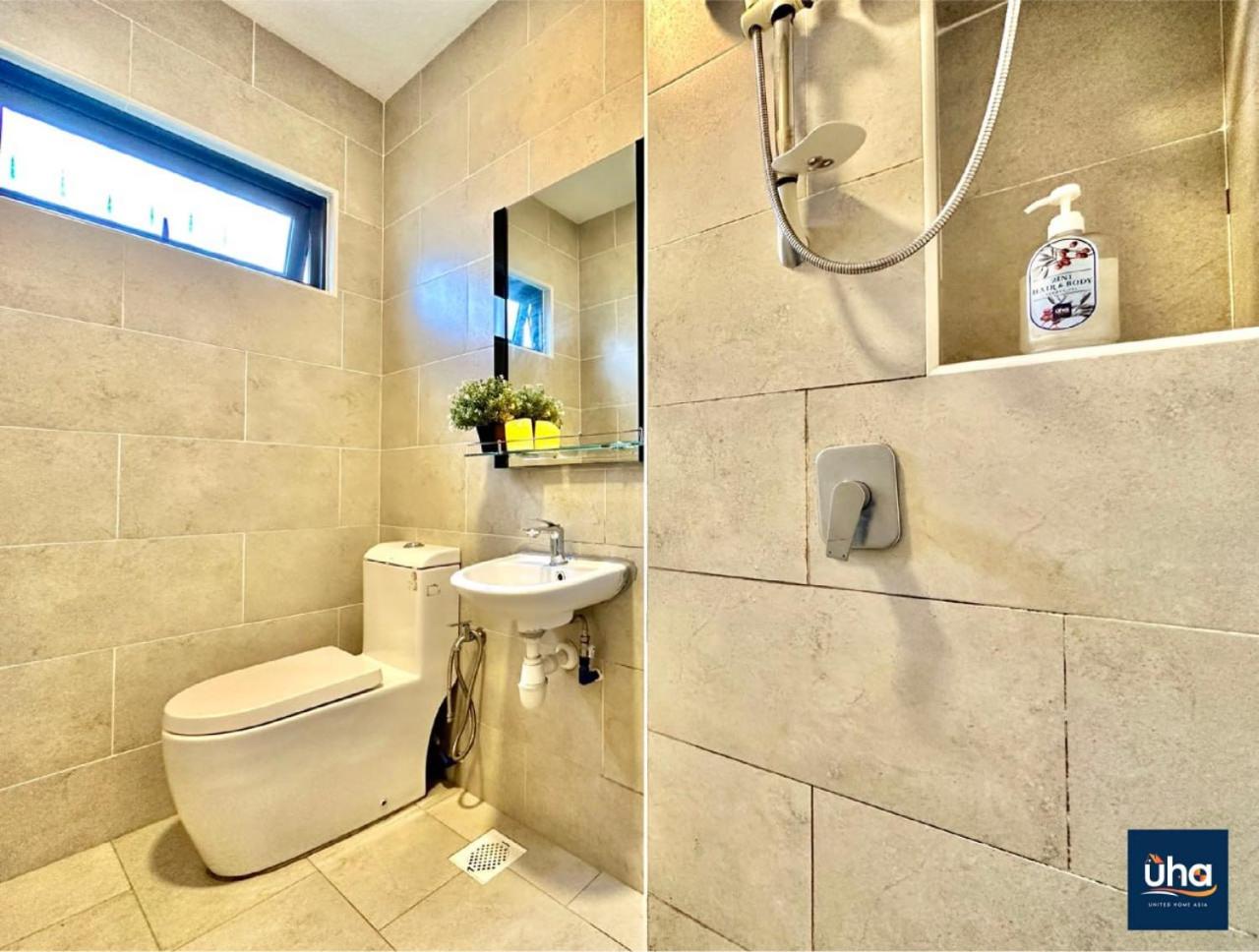 Cube 8 Teens Taman Mount Austin Apartment by UHA