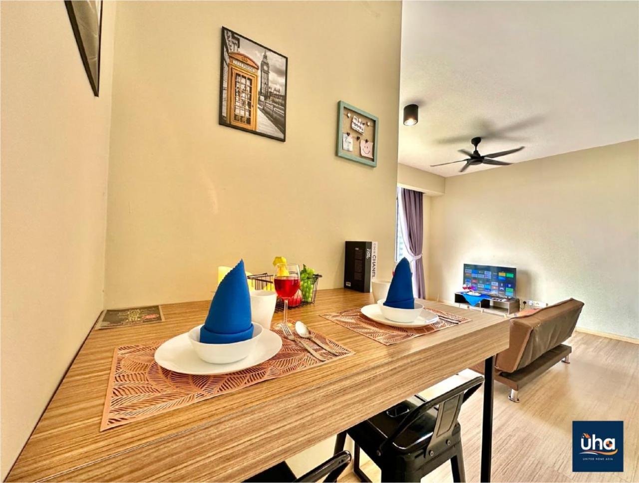 Cube 8 Teens Taman Mount Austin Apartment by UHA