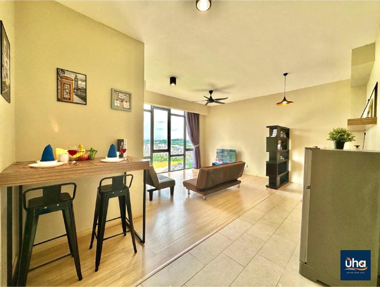 Cube 8 Teens Taman Mount Austin Apartment by UHA