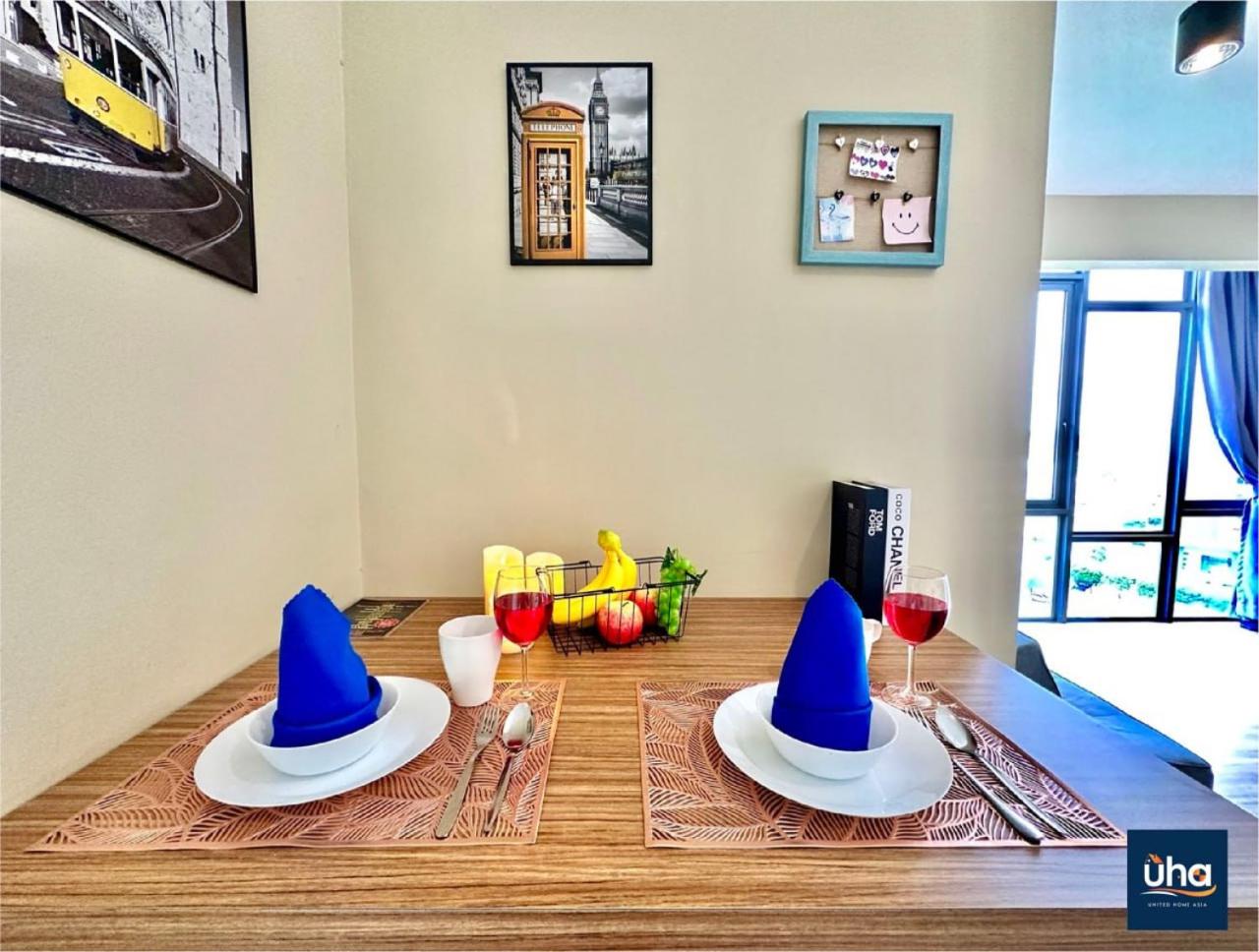 Cube 8 Teens Taman Mount Austin Apartment by UHA