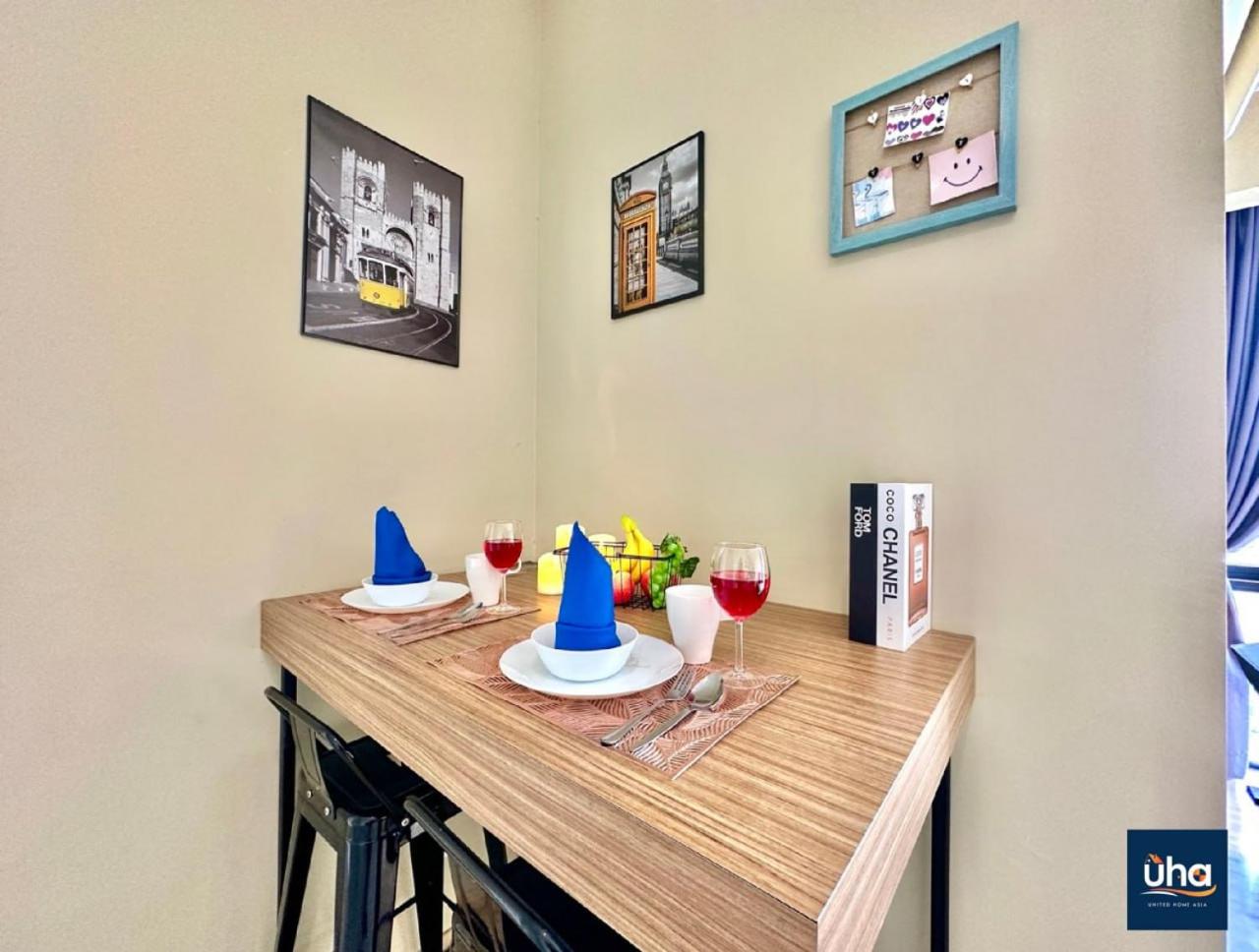 Cube 8 Teens Taman Mount Austin Apartment by UHA