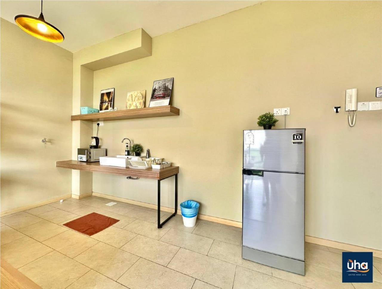 Cube 8 Teens Taman Mount Austin Apartment by UHA