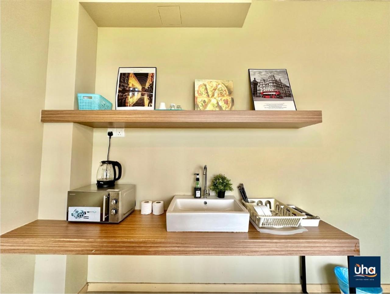 Cube 8 Teens Taman Mount Austin Apartment by UHA