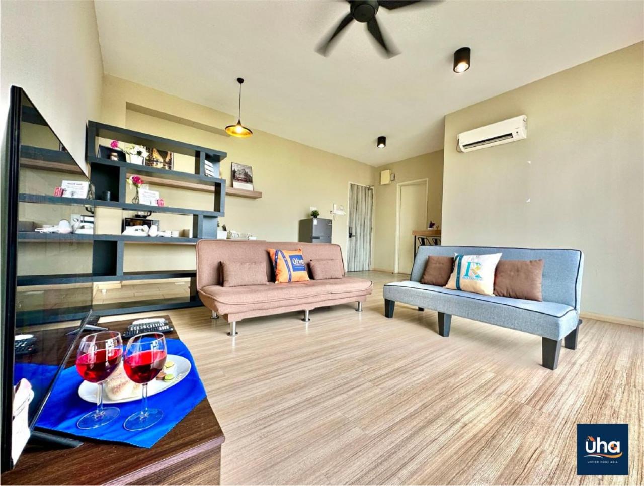 Cube 8 Teens Taman Mount Austin Apartment by UHA