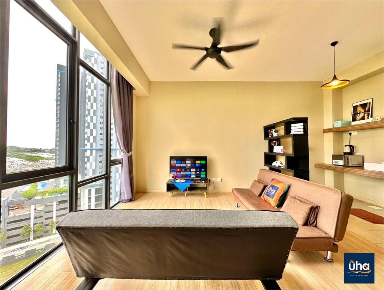 Cube 8 Teens Taman Mount Austin Apartment by UHA