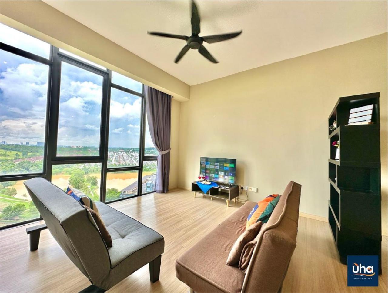 Cube 8 Teens Taman Mount Austin Apartment by UHA
