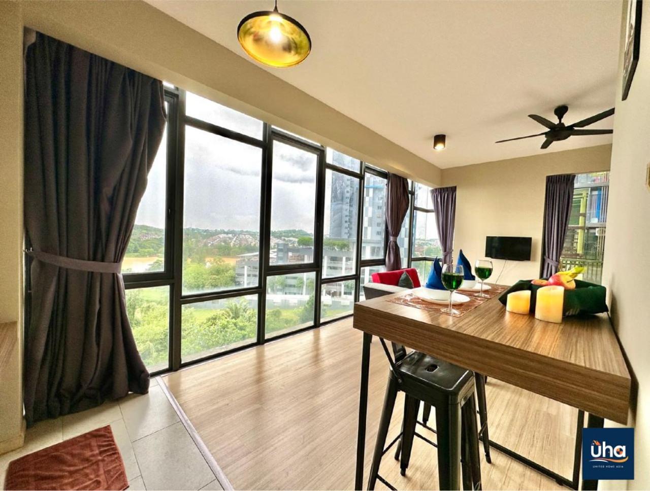 Cube 8 Teens Taman Mount Austin Apartment by UHA