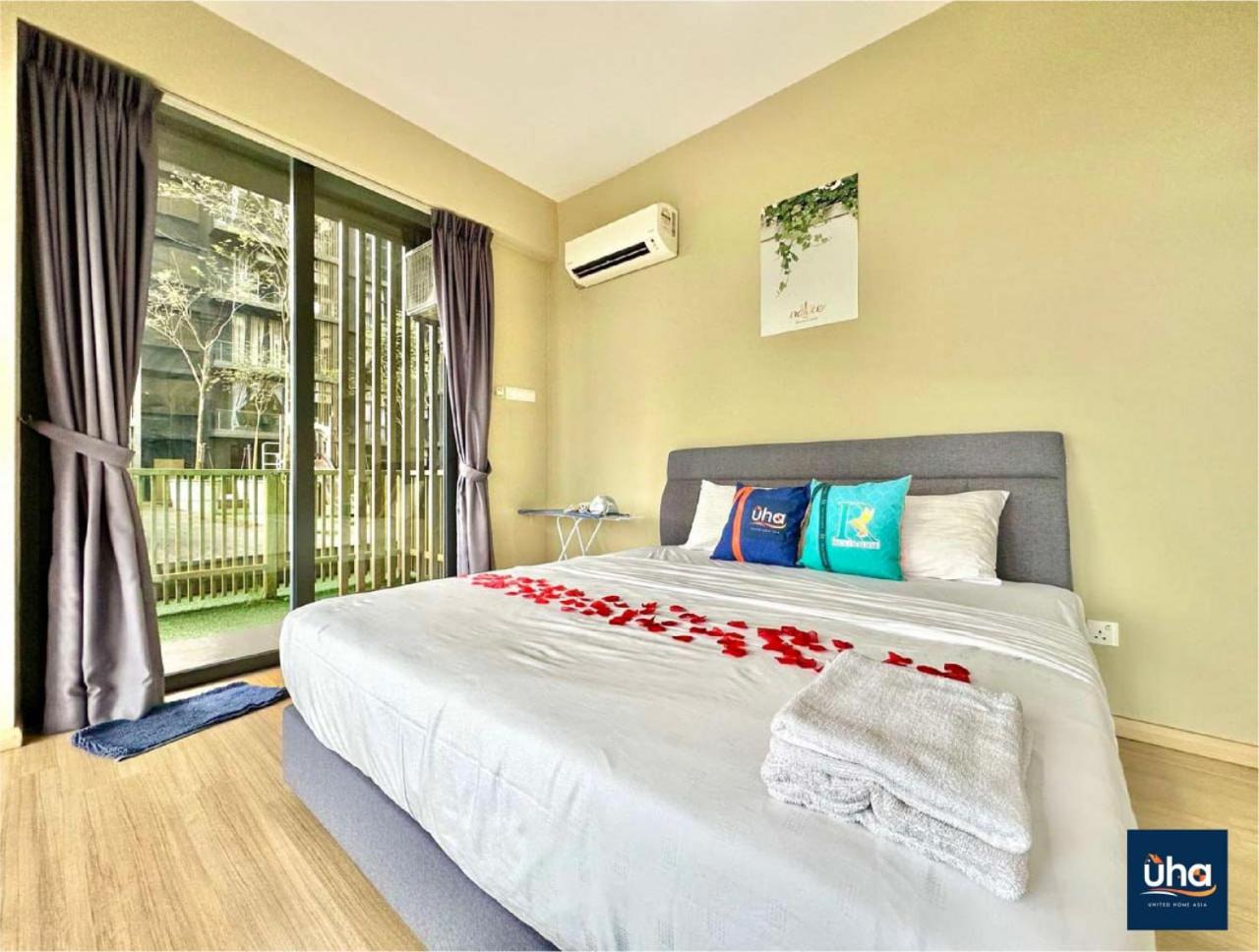 Cube 8 Teens Taman Mount Austin Apartment by UHA