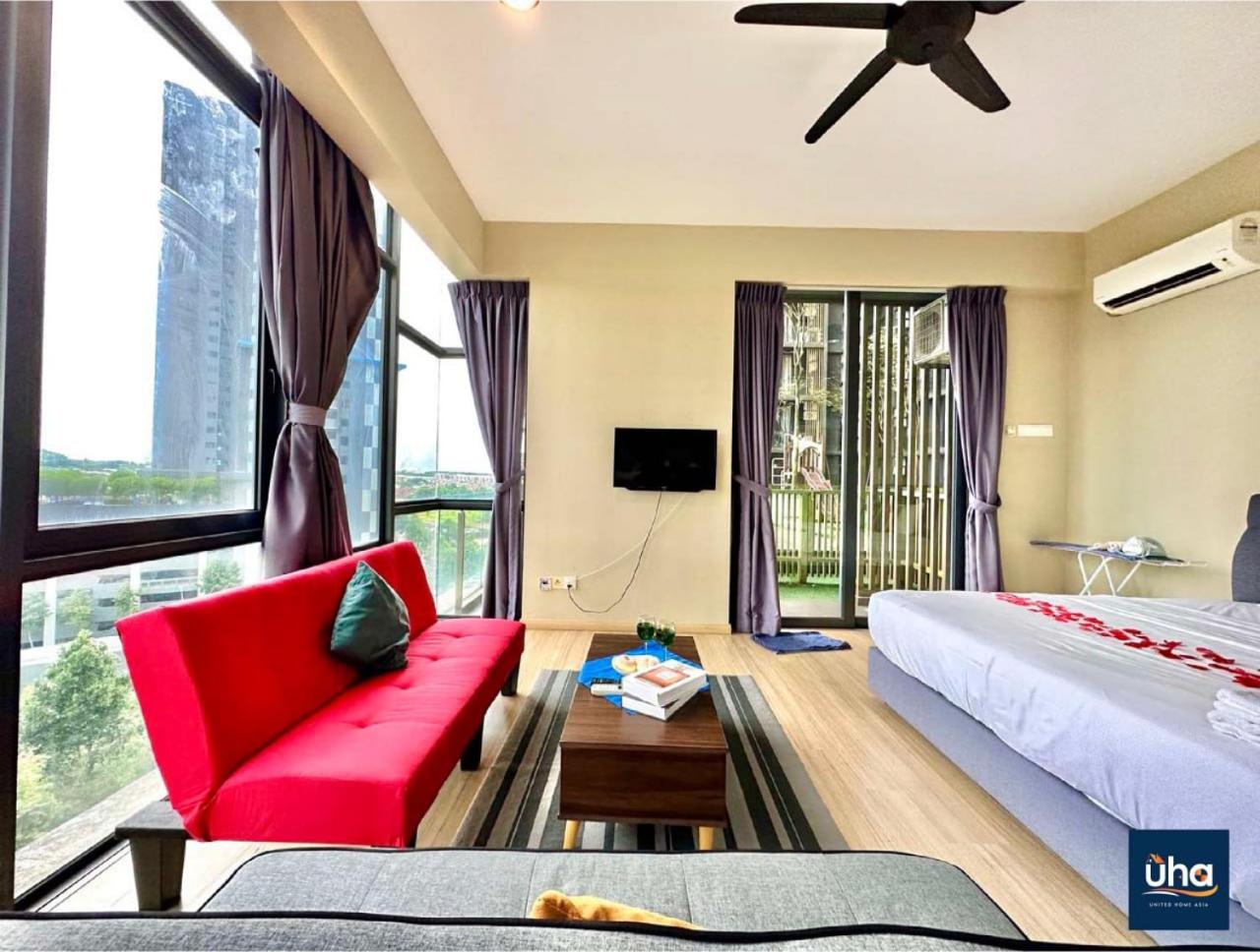 Cube 8 Teens Taman Mount Austin Apartment by UHA