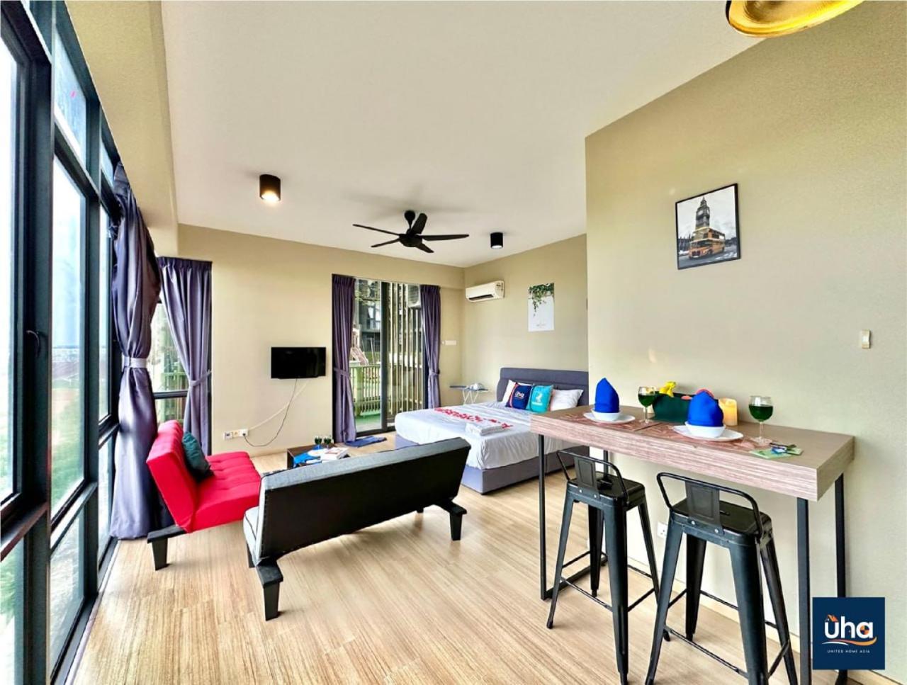 Cube 8 Teens Taman Mount Austin Apartment by UHA