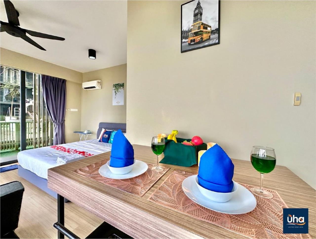 Cube 8 Teens Taman Mount Austin Apartment by UHA