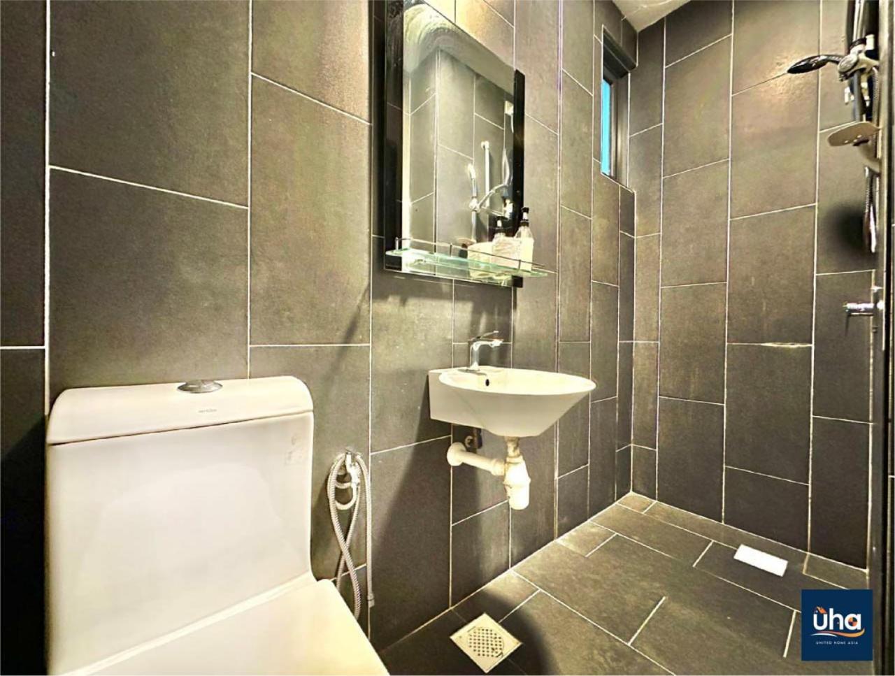 Cube 8 Teens Taman Mount Austin Apartment by UHA
