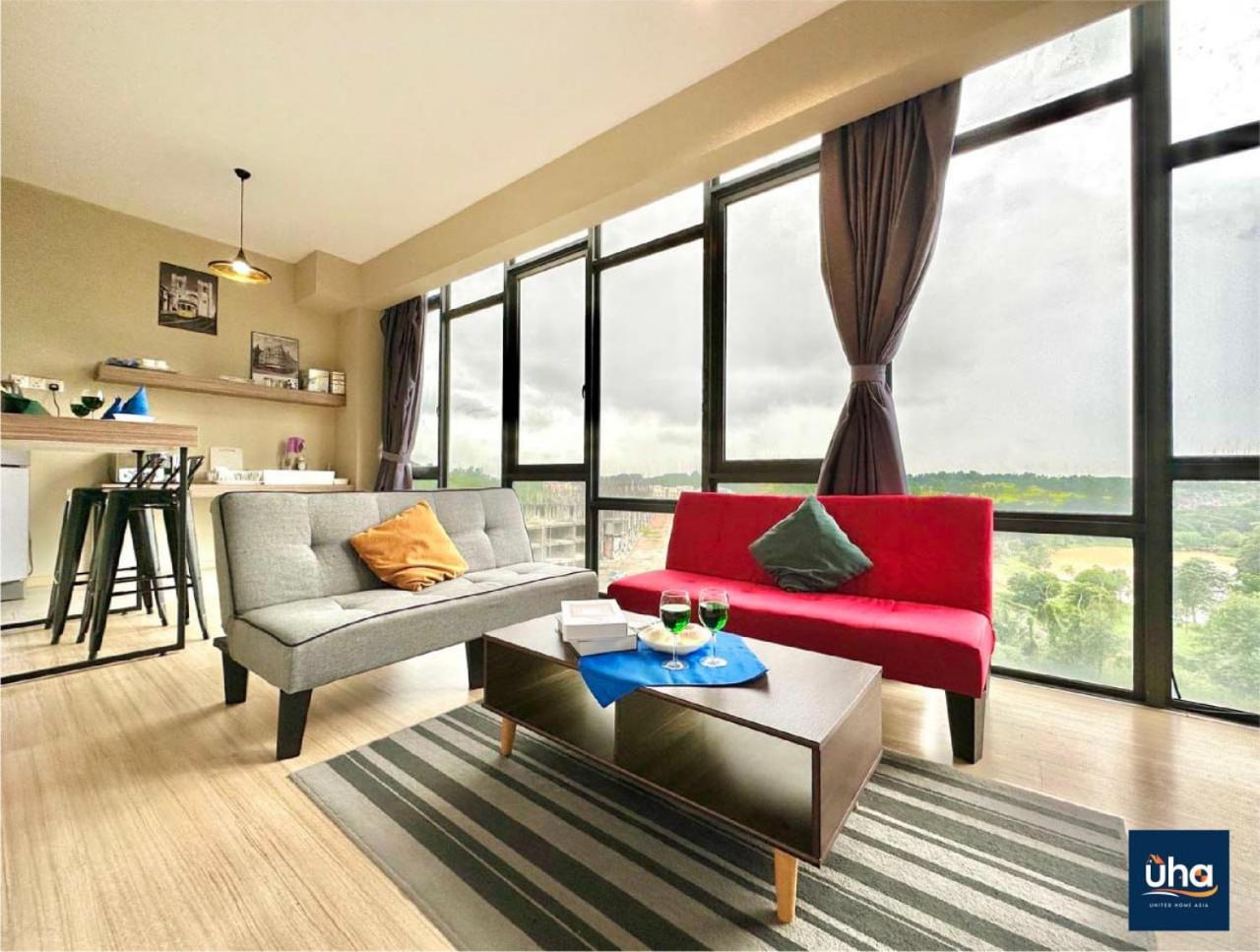 Cube 8 Teens Taman Mount Austin Apartment by UHA
