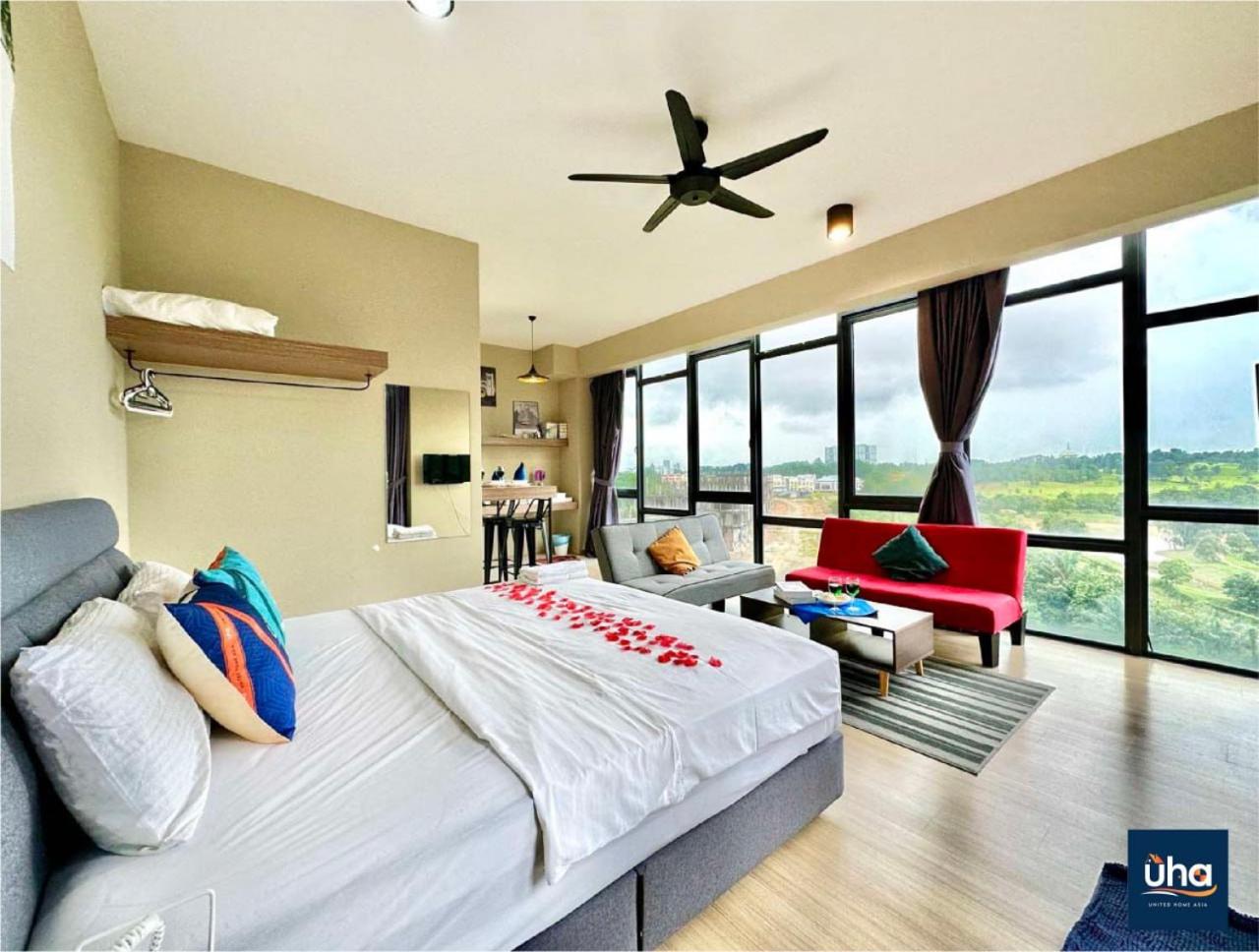 Cube 8 Teens Taman Mount Austin Apartment by UHA