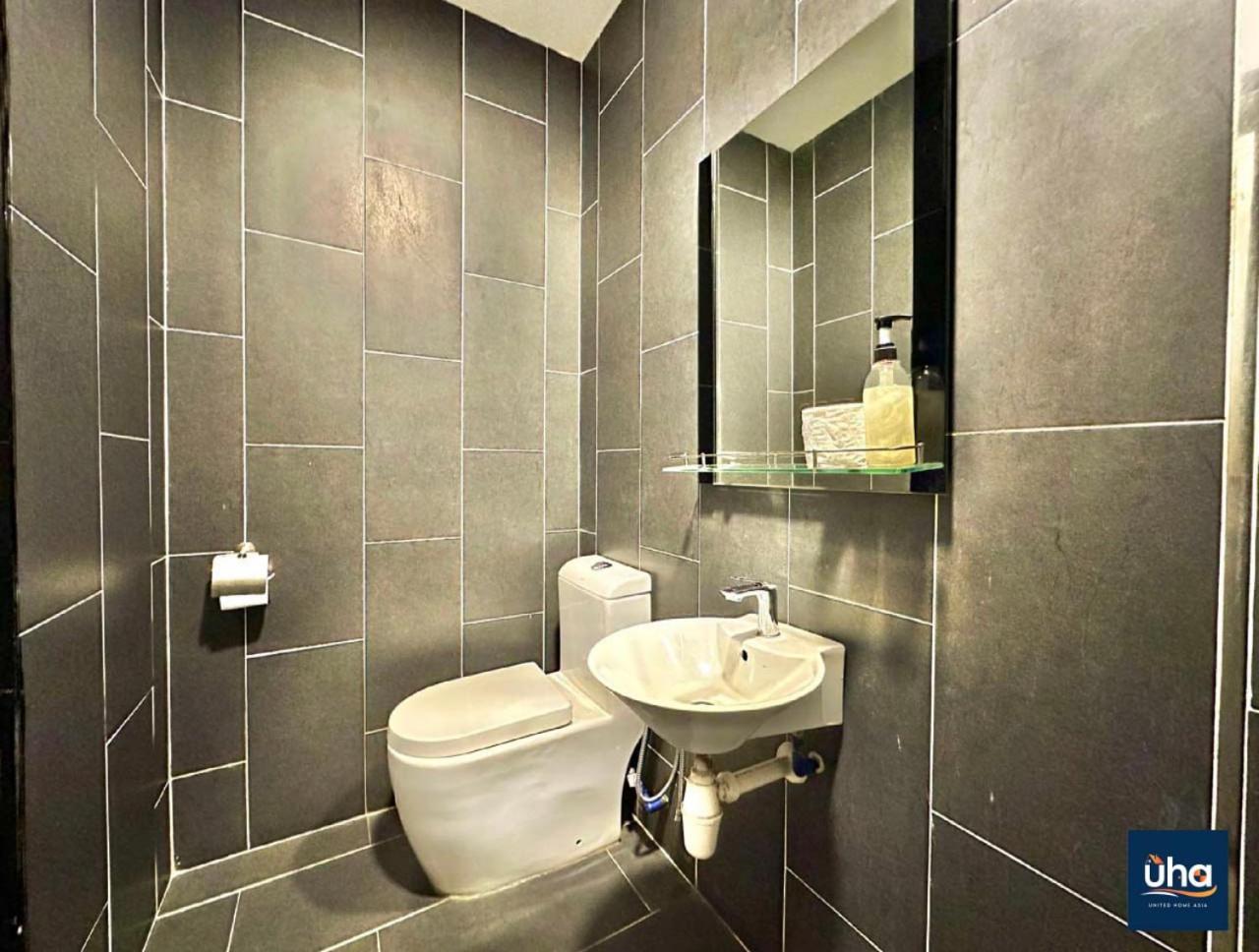 Cube 8 Teens Taman Mount Austin Apartment by UHA
