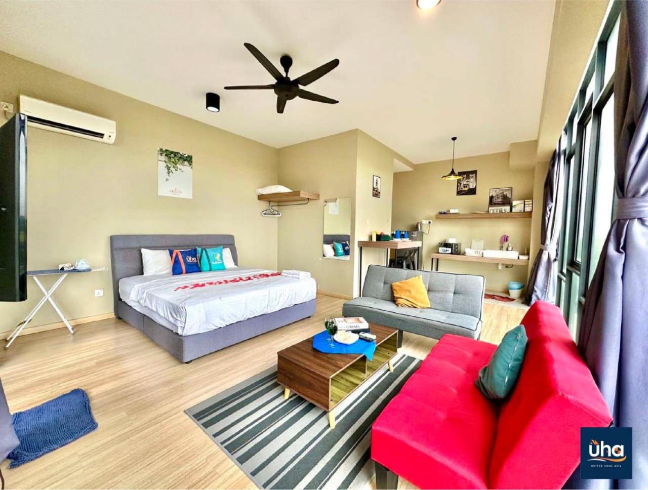 Cube 8 Teens Taman Mount Austin Apartment by UHA