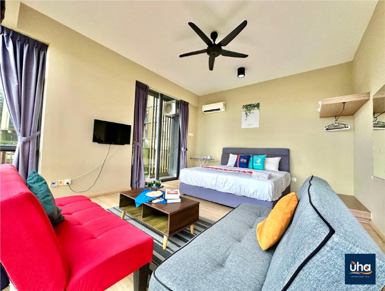 Cube 8 Teens Taman Mount Austin Apartment by UHA
