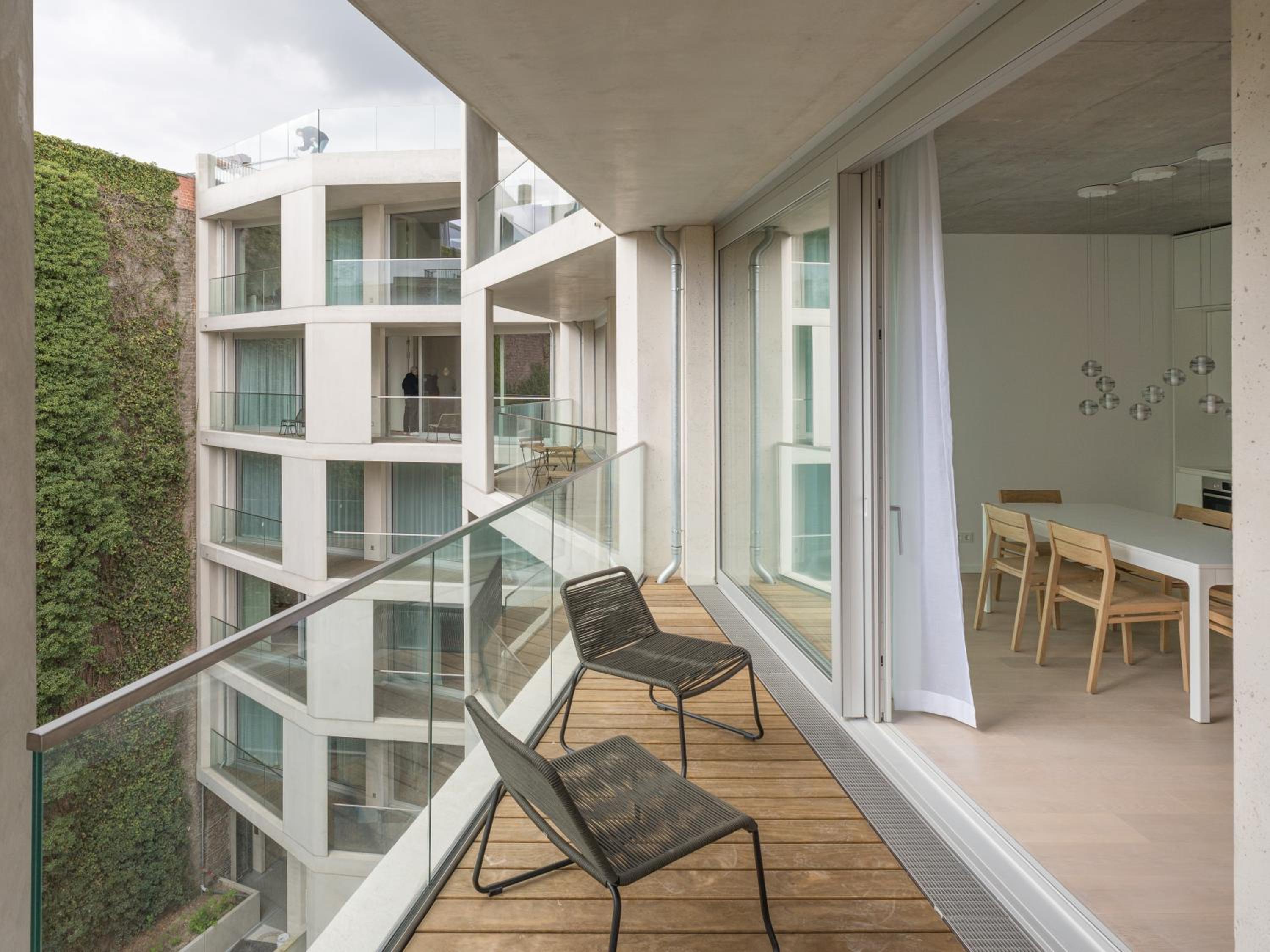 Carlotta Apartments