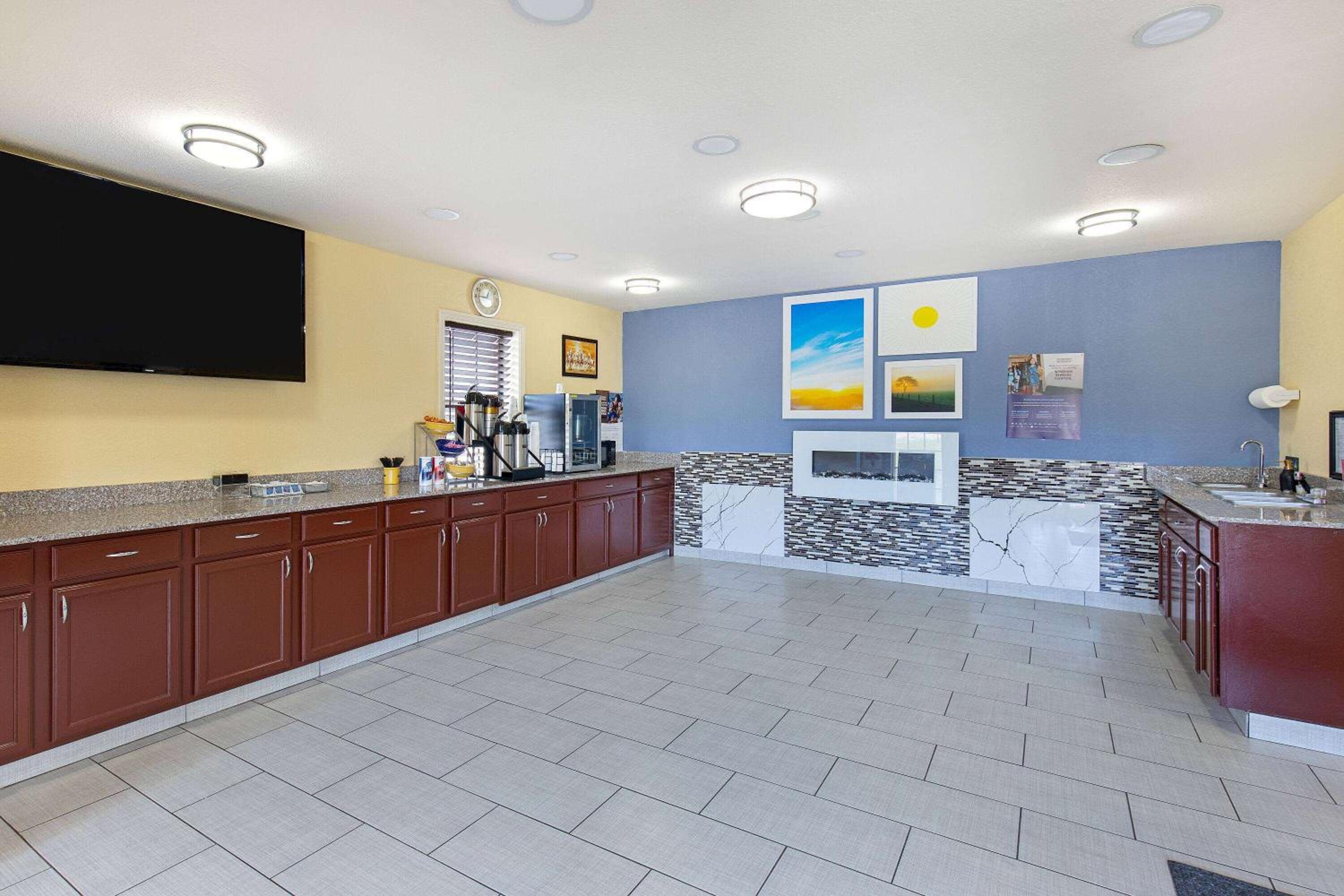 Days Inn by Wyndham Holladay view 4