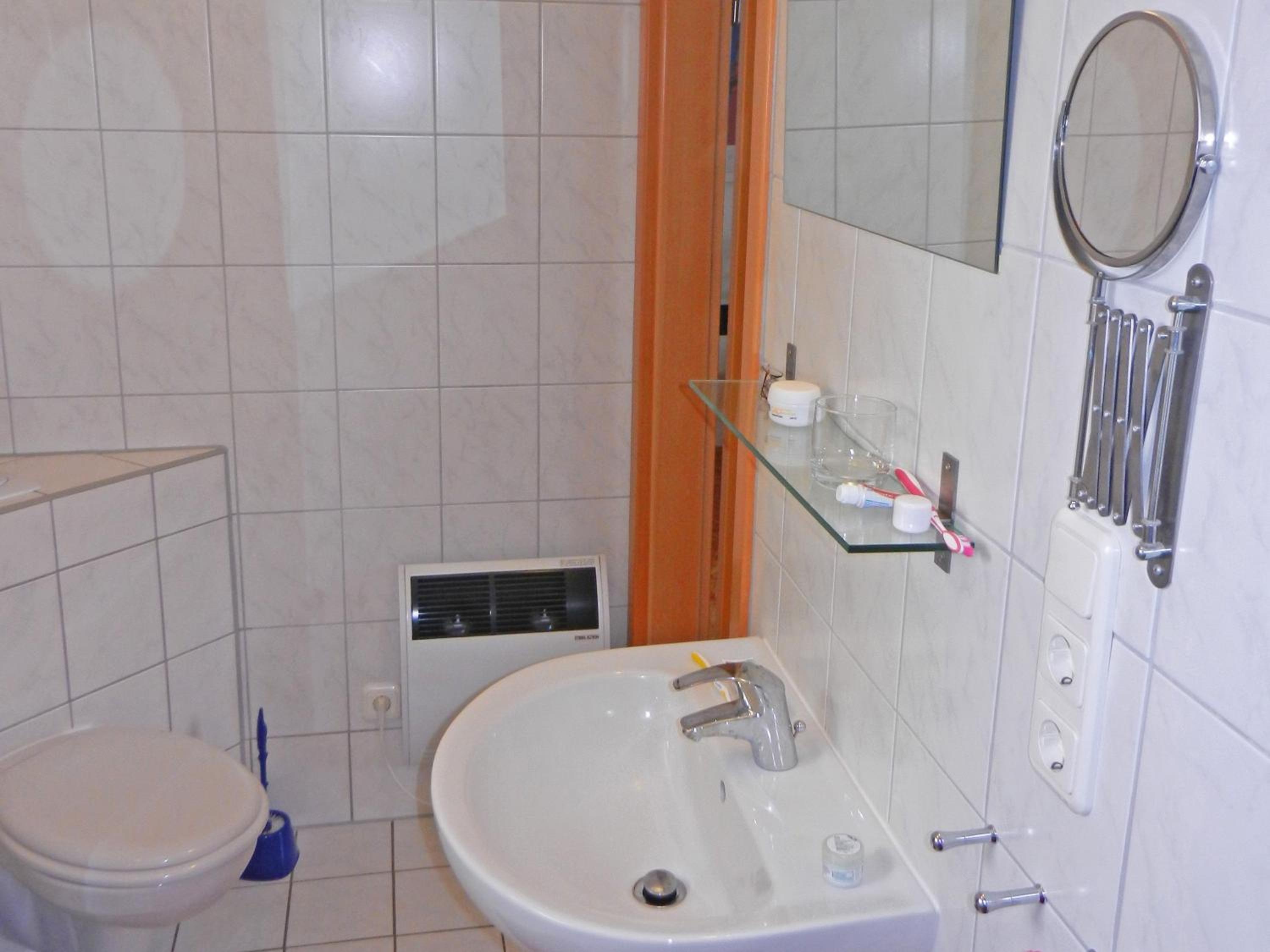 Neu renoviertes schwimmendes Ferienhaus Fischland in Barth view 4