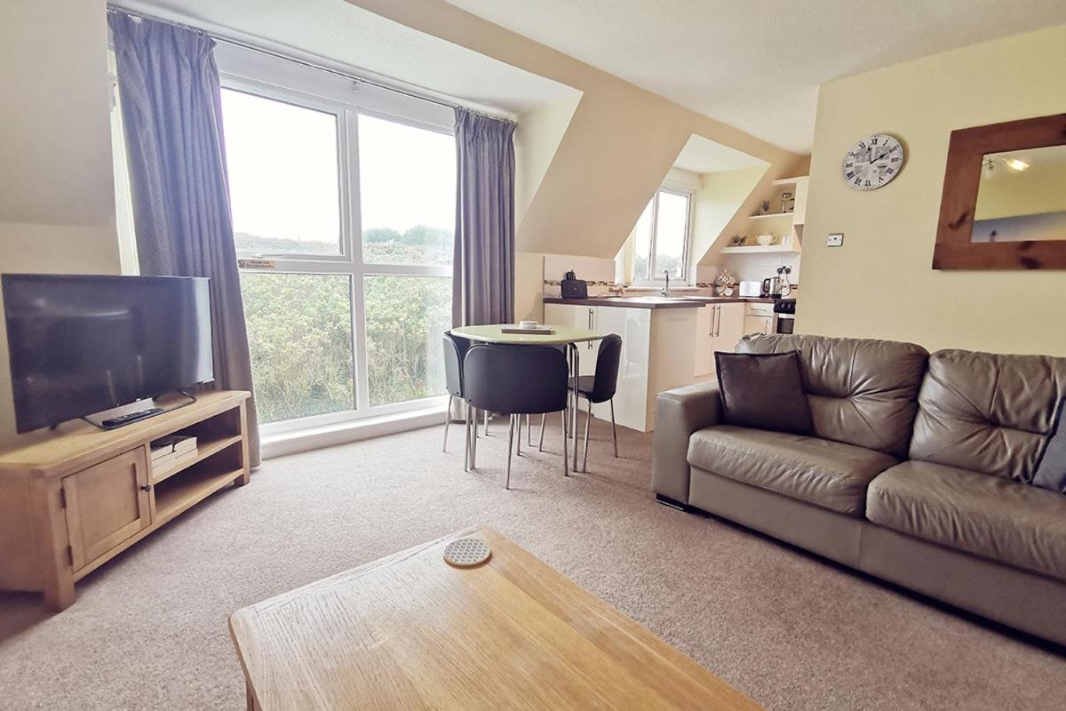 10 ISALLT LODGES - CLOSE TO BEACH - 2 BED APT view 2