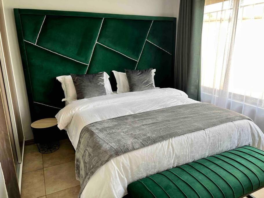 Modern Ibex Hill Apartment. view 2