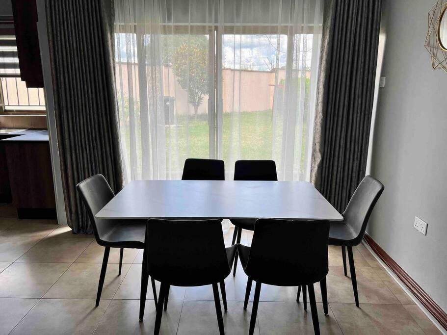 Modern Ibex Hill Apartment. view 4