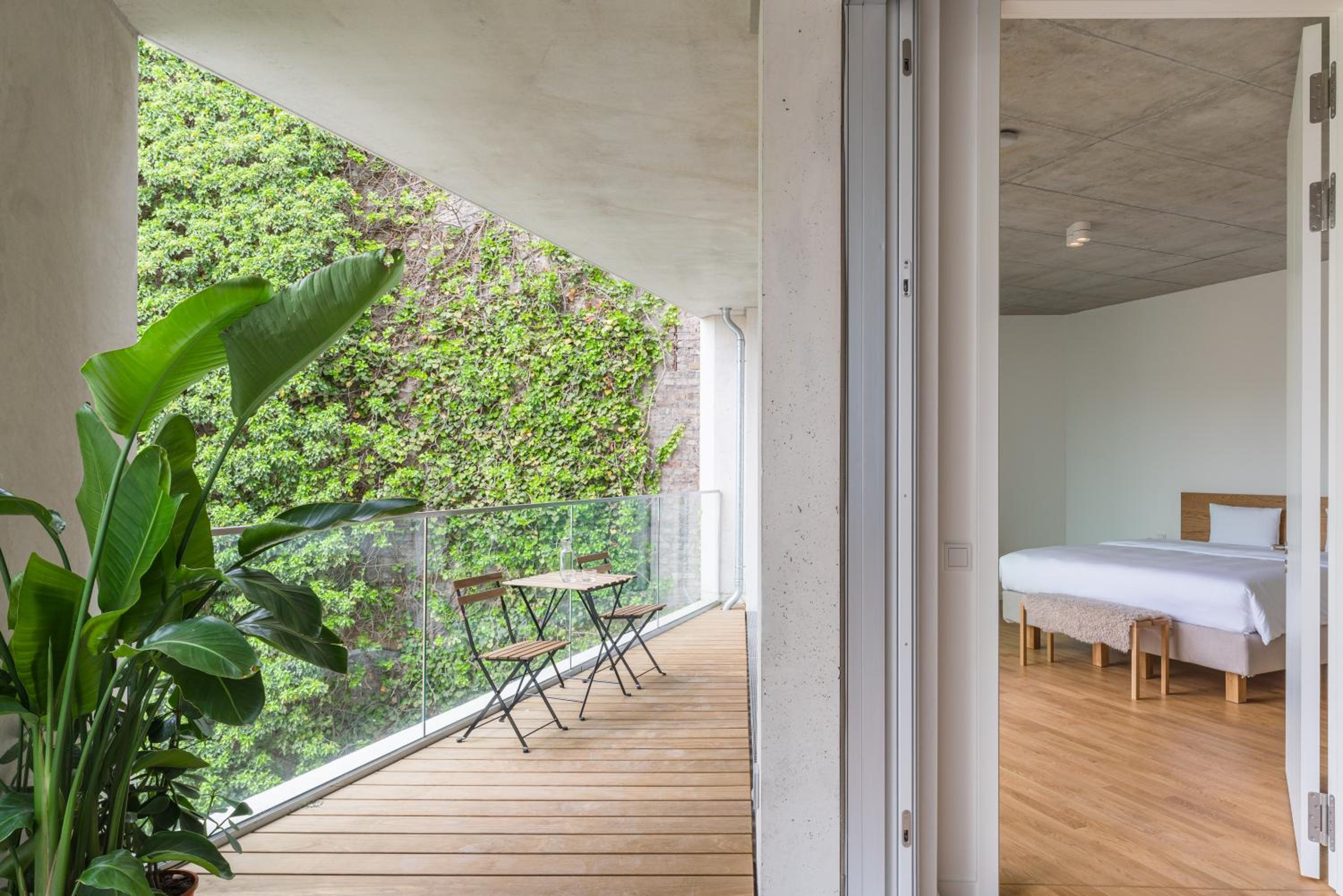 Carlotta Apartments