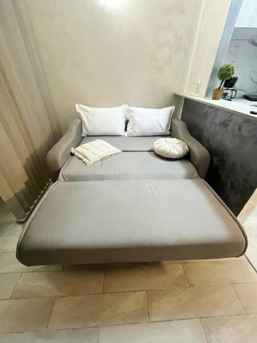 Central Charm: Accessibility en Galaţi — hotel room