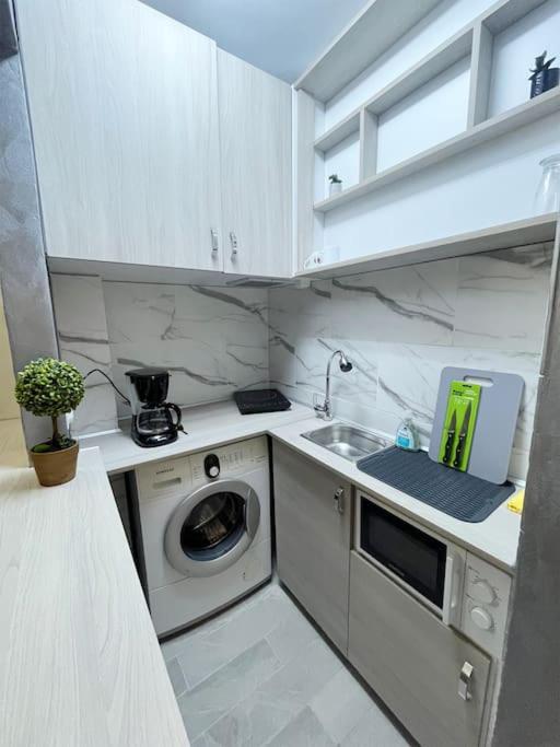 Central Charm: Accessibility en Galaţi — kitchen