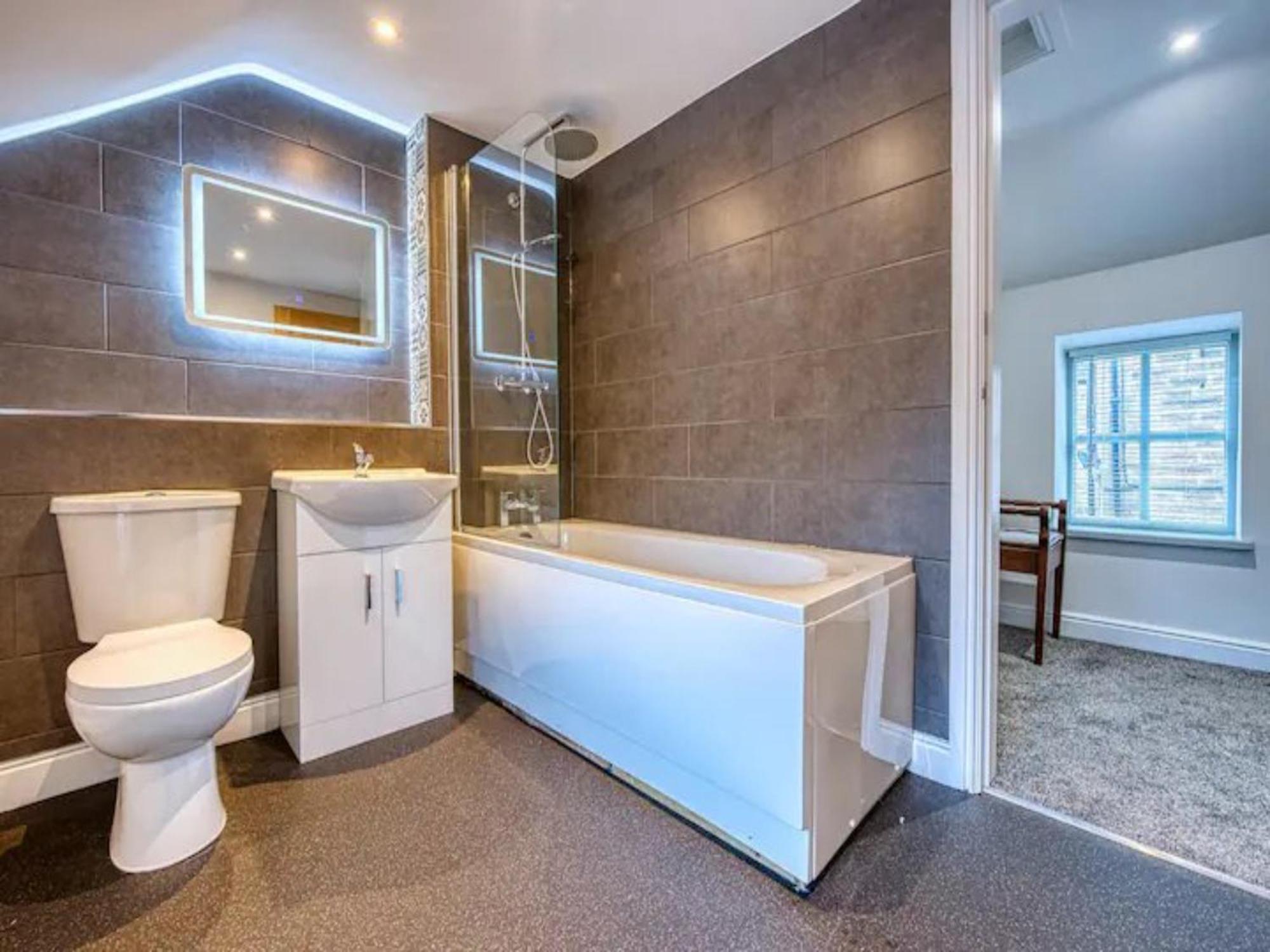 Stylish Bakewell Cottage with Free Parking