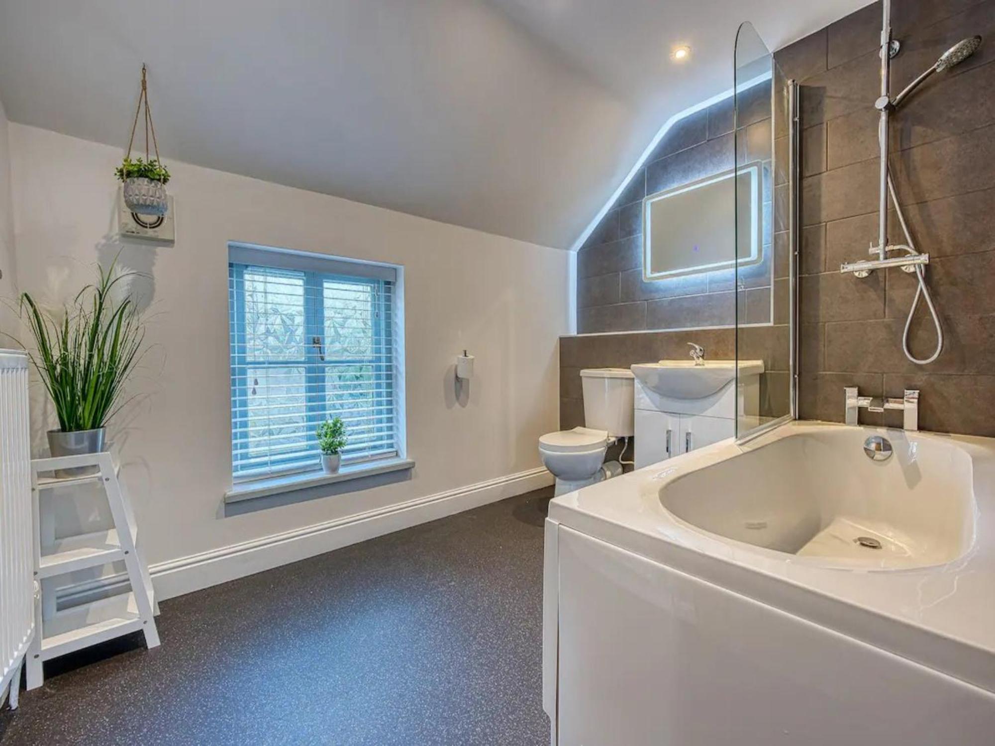 Stylish Bakewell Cottage with Free Parking