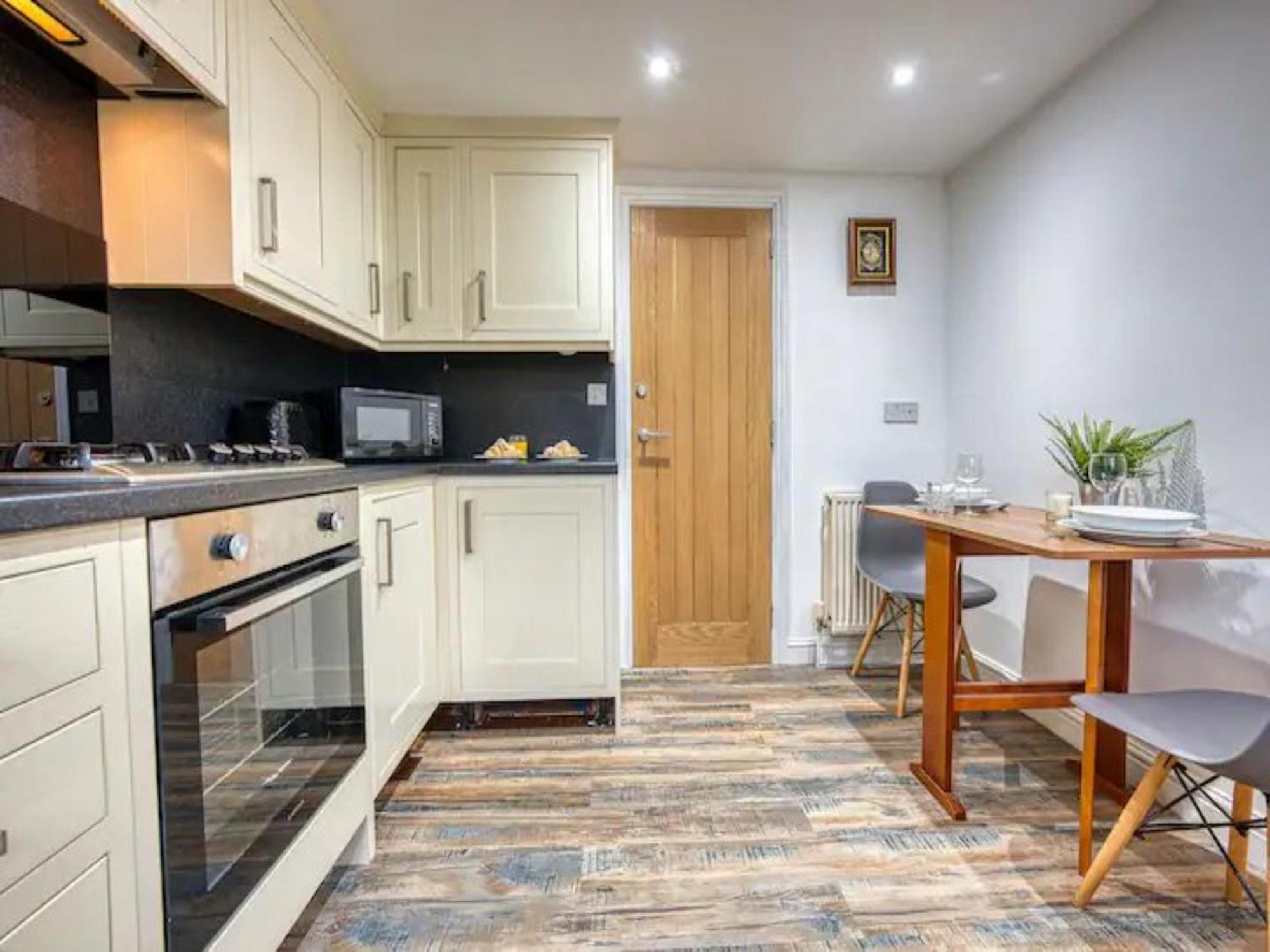 Stylish Bakewell Cottage with Free Parking