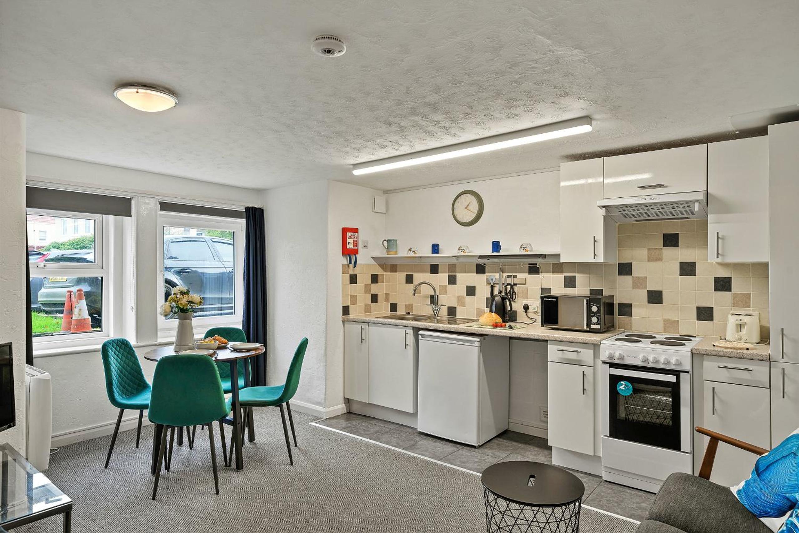 Finest Retreats - Atherfield Apartments No 4 - Lawn Side view 4