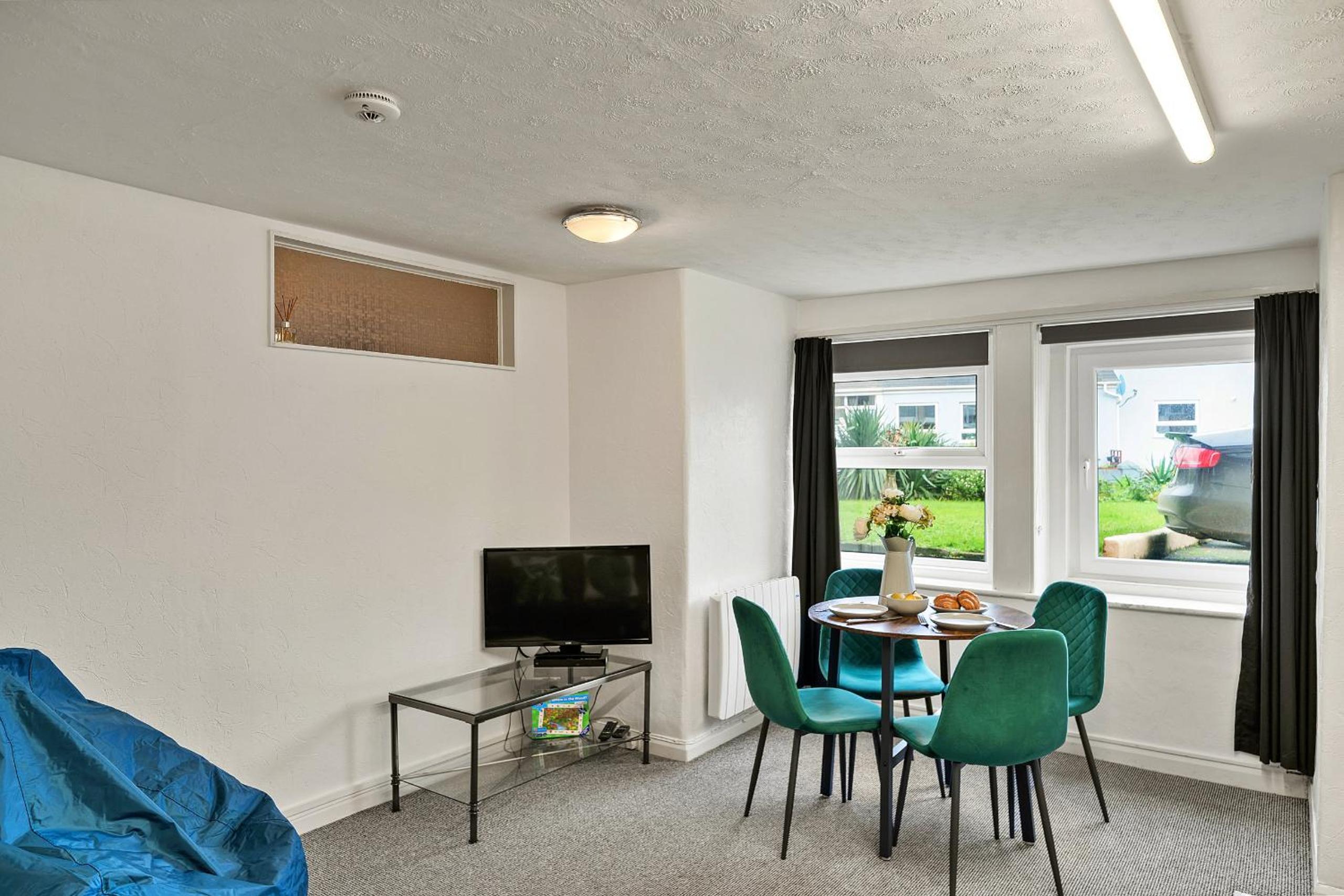 Finest Retreats - Atherfield Apartments No 4 - Lawn Side view 2
