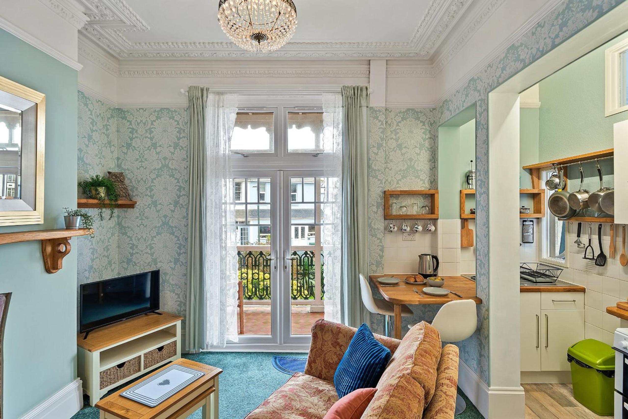 Finest Retreats - Atherfield Apartments No 3 - Sea Peeps view 2
