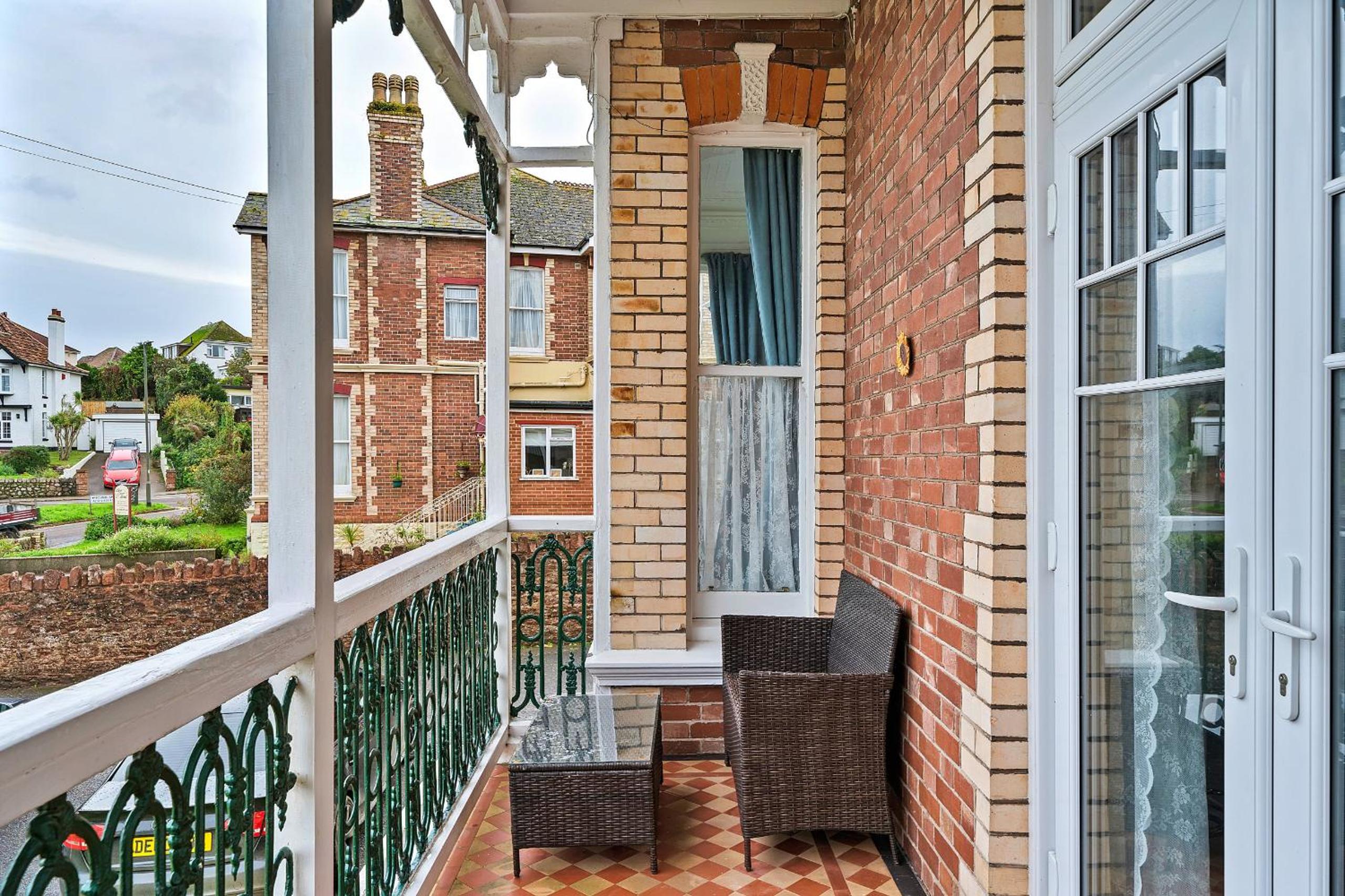 Finest Retreats - Atherfield Apartments No 3 - Sea Peeps view 3