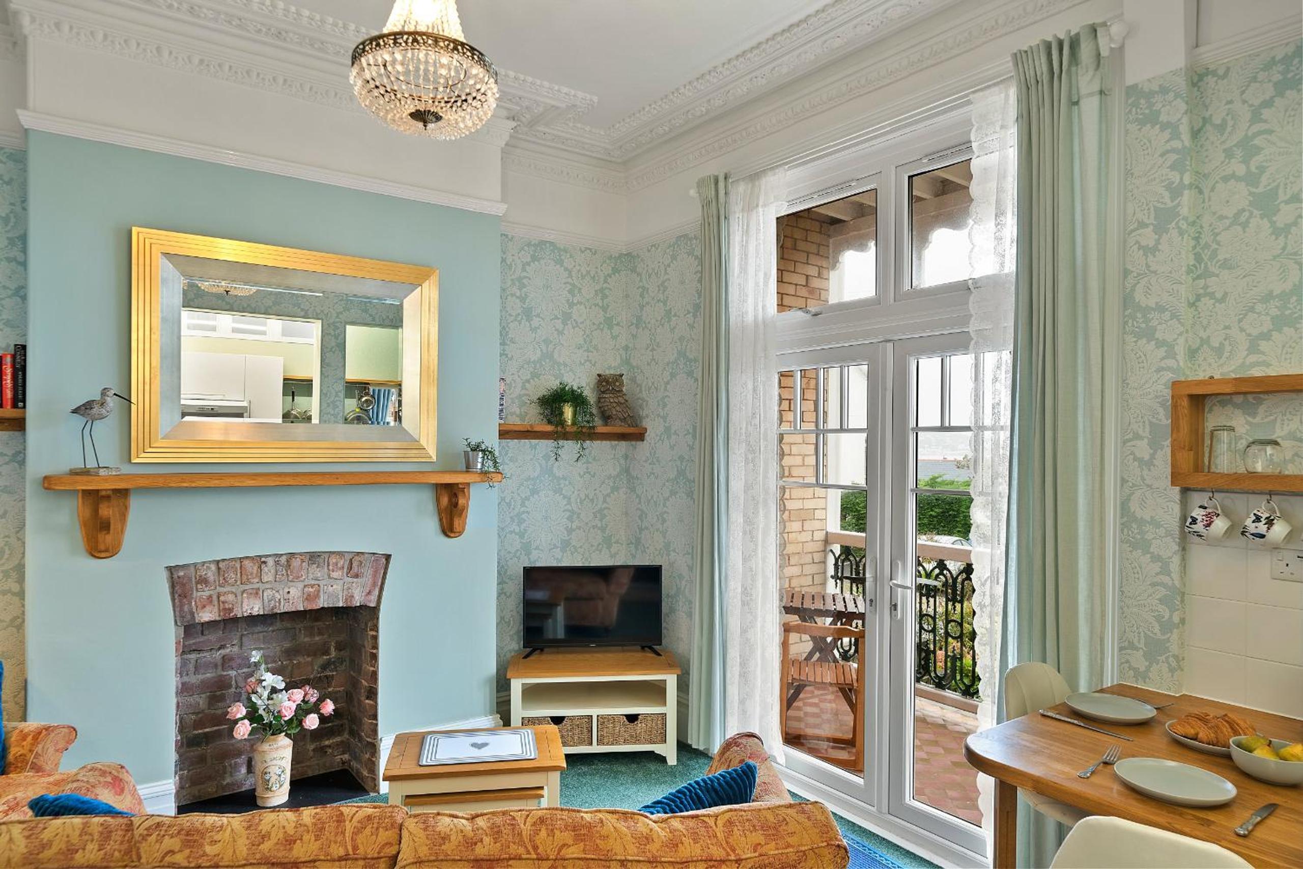 Finest Retreats - Atherfield Apartments No 3 - Sea Peeps view 4