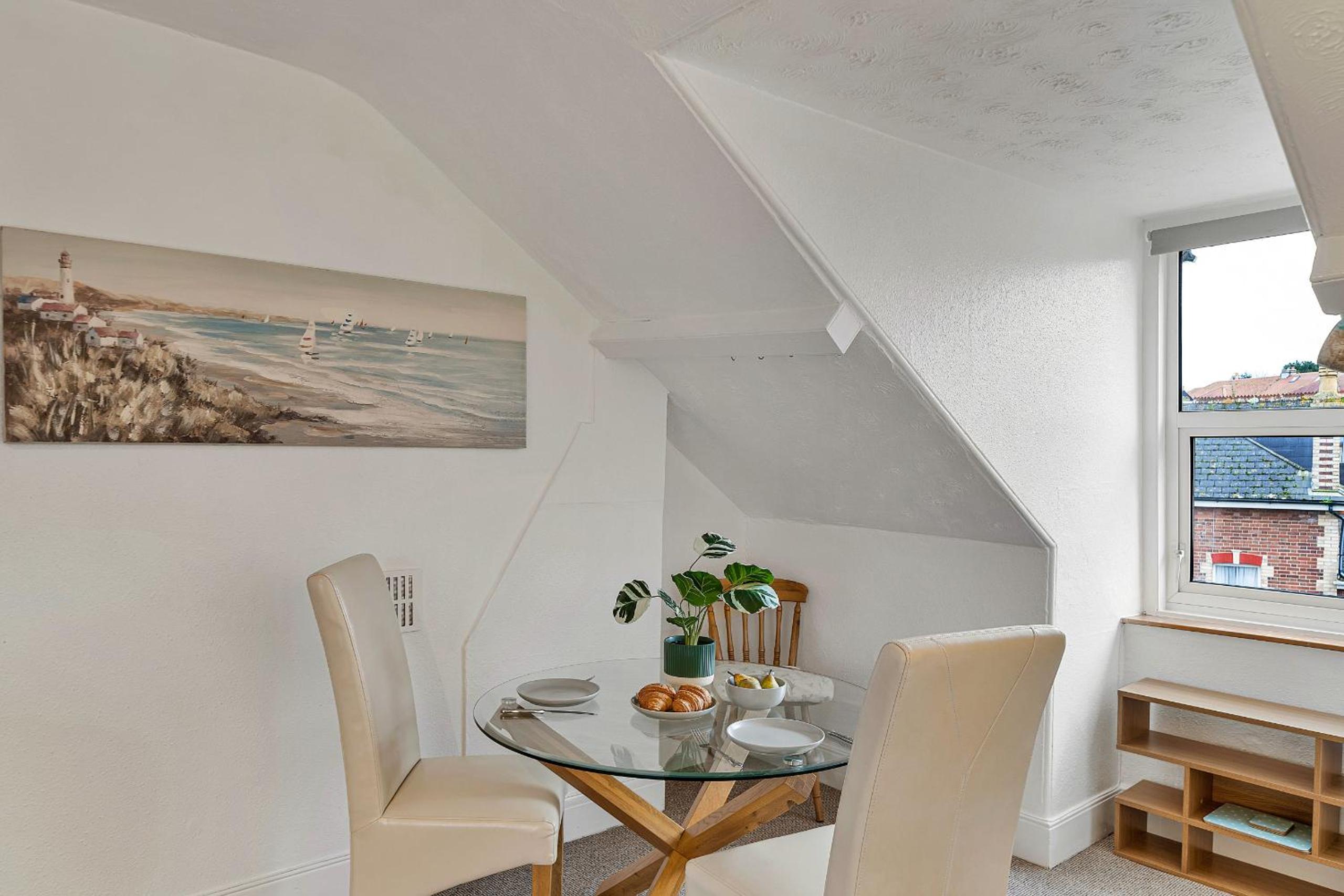 Finest Retreats - Atherfield Apartments No 8 - Roof Tops view 5