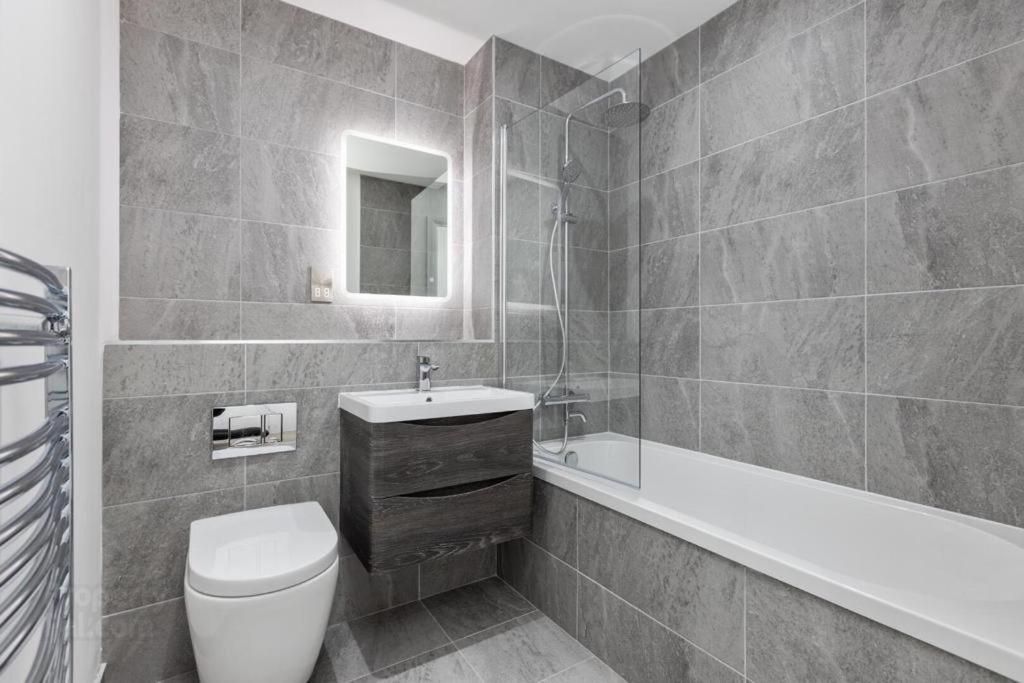 Aqua Dream Luxury Apartment-Coyles Place at Portland 88 view 3