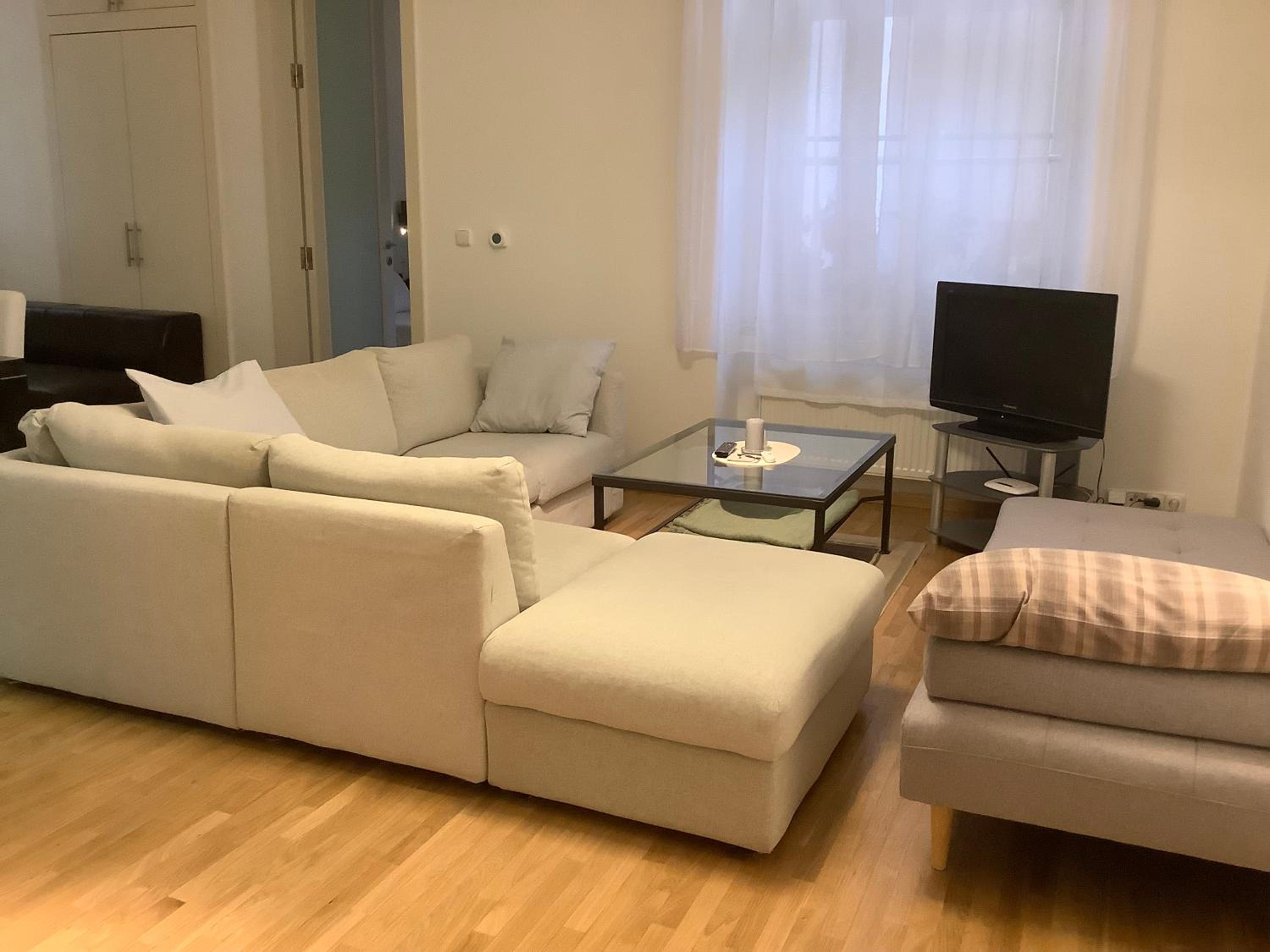 Quiet, Spacious and New 72m2 Old Town Apartment - perfect for 4-6
