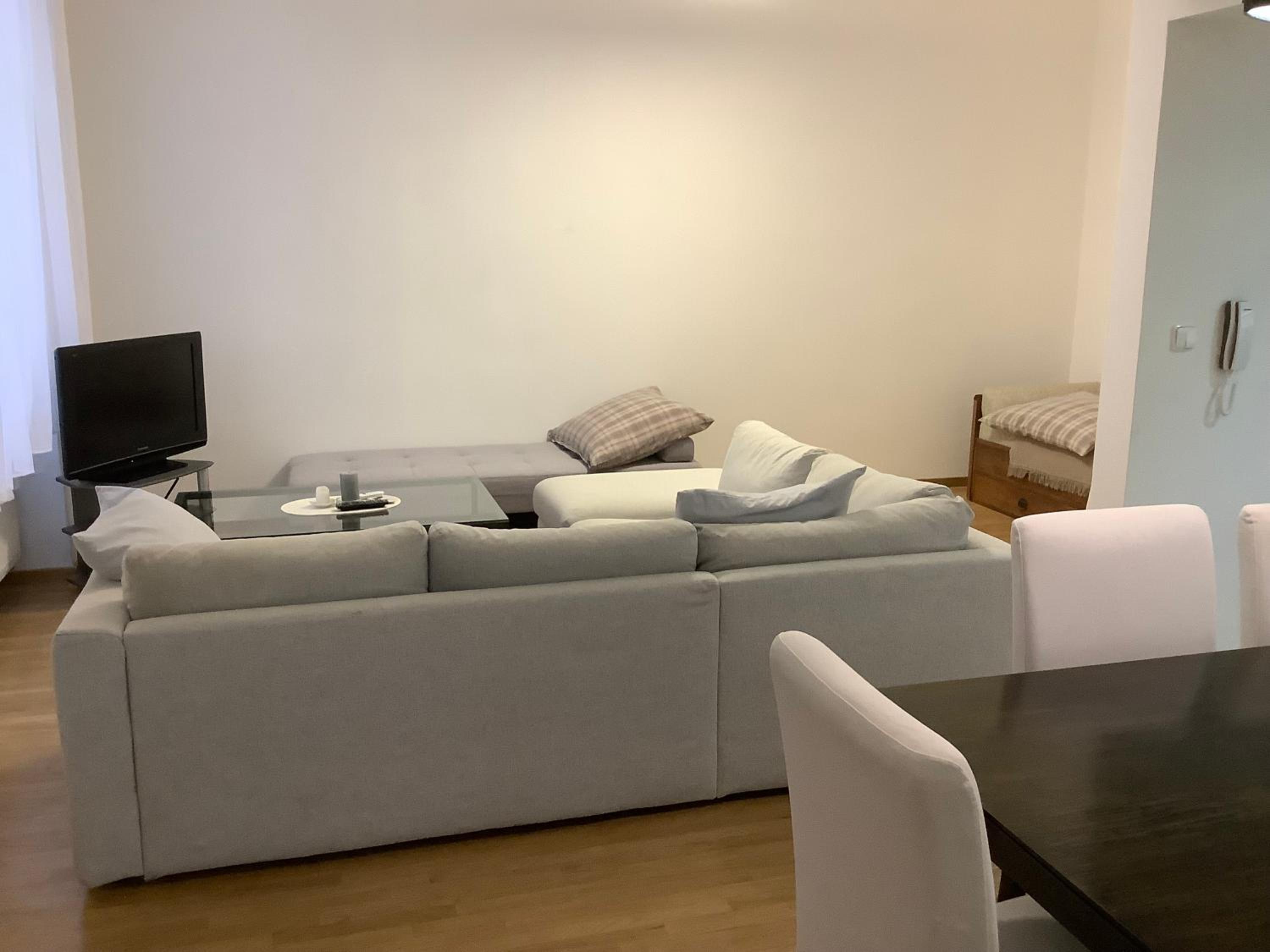 Quiet, Spacious and New 72m2 Old Town Apartment - perfect for 4-6